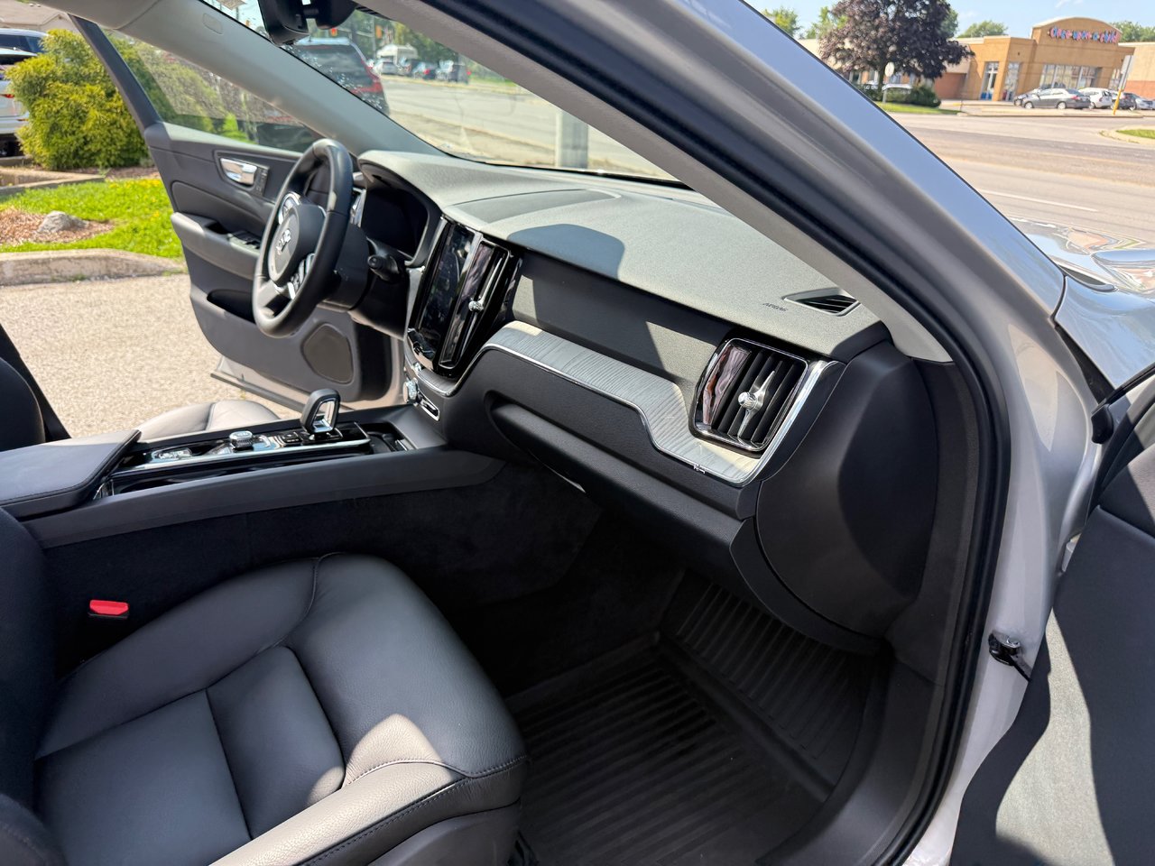 2025 Volvo XC60 Plus Dark Theme-16