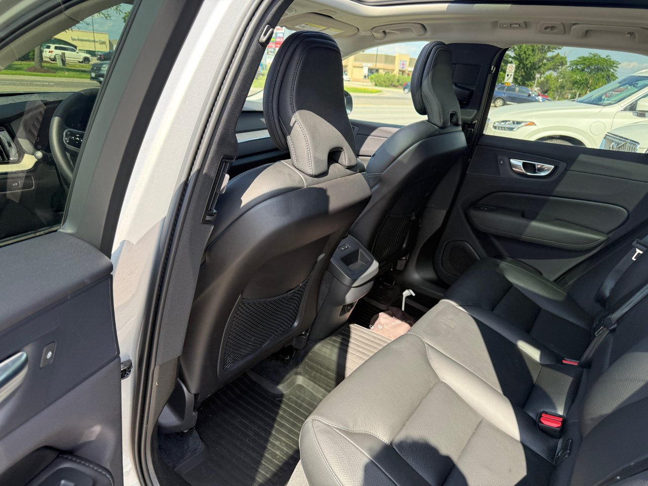 2025 Volvo XC60 Plus Dark Theme-12