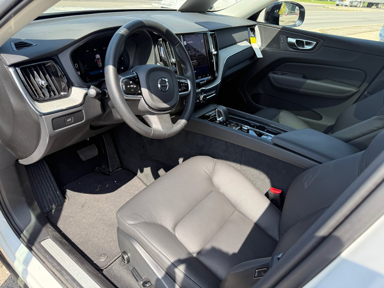 2025 Volvo XC60 Plus Dark Theme-7