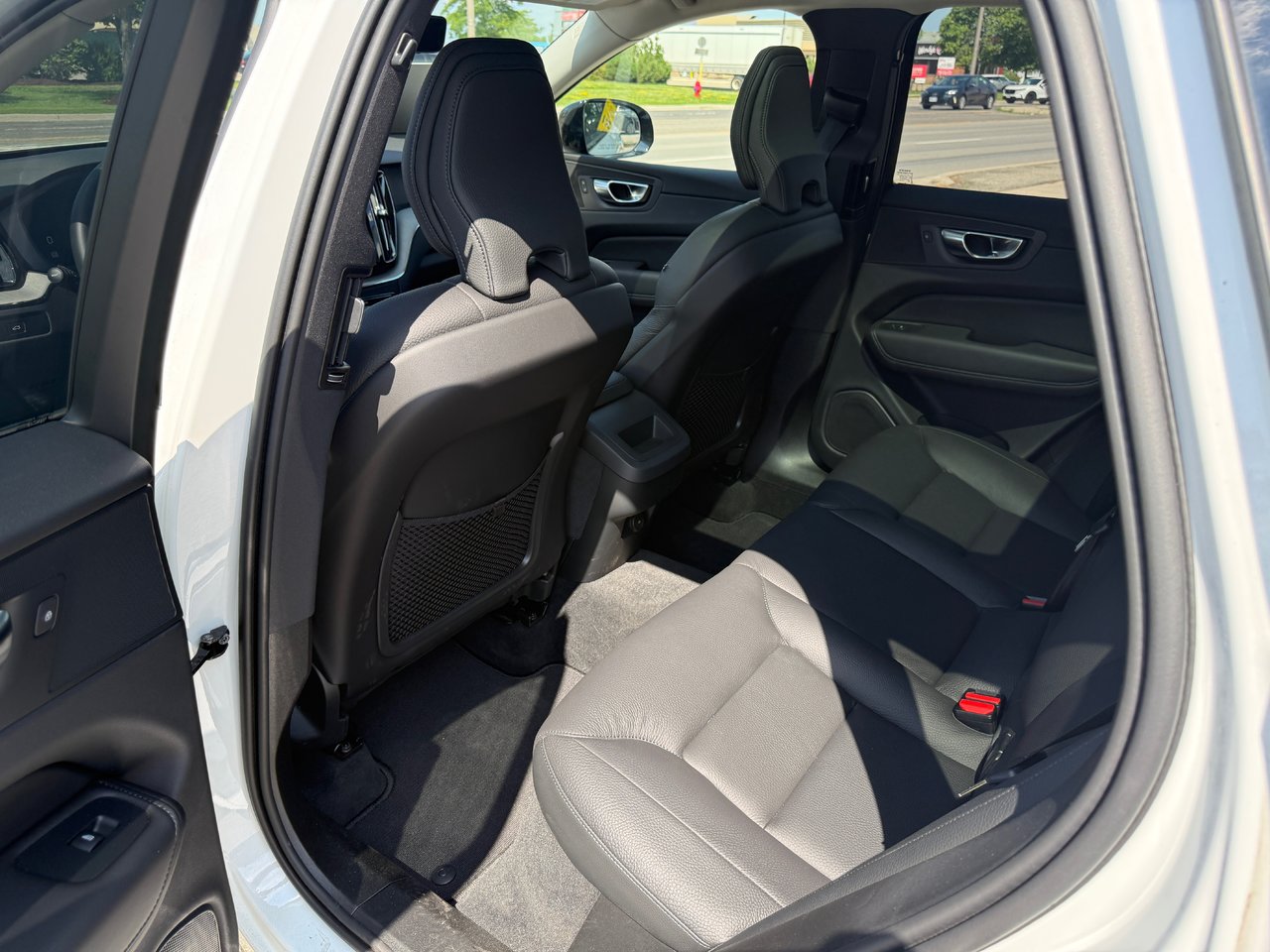 2025 Volvo XC60 Plus Dark Theme-9