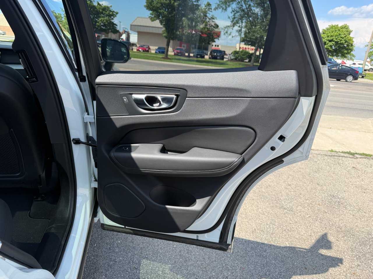 2025 Volvo XC60 Plus Dark Theme-16