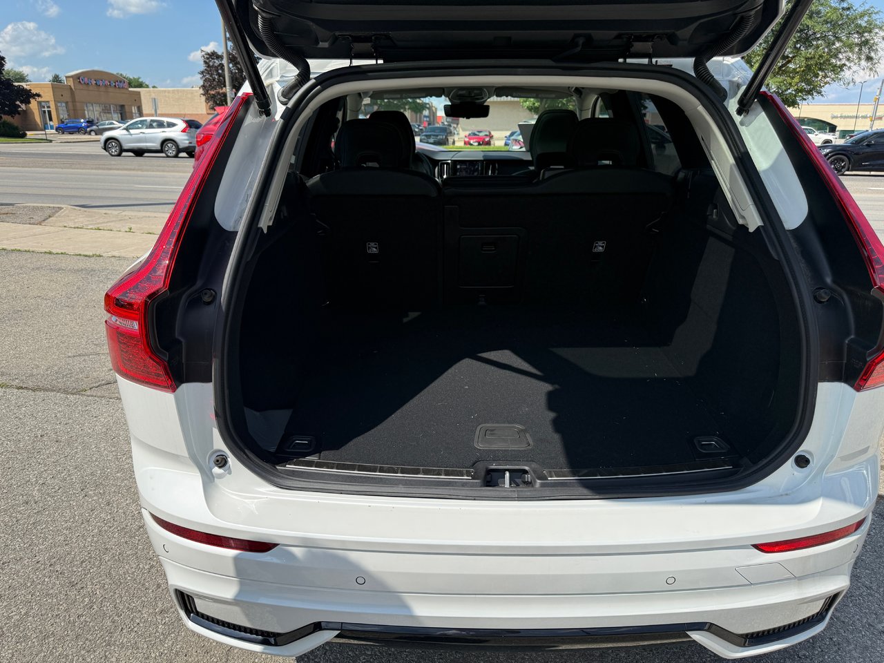 2025 Volvo XC60 Plus Dark Theme-19
