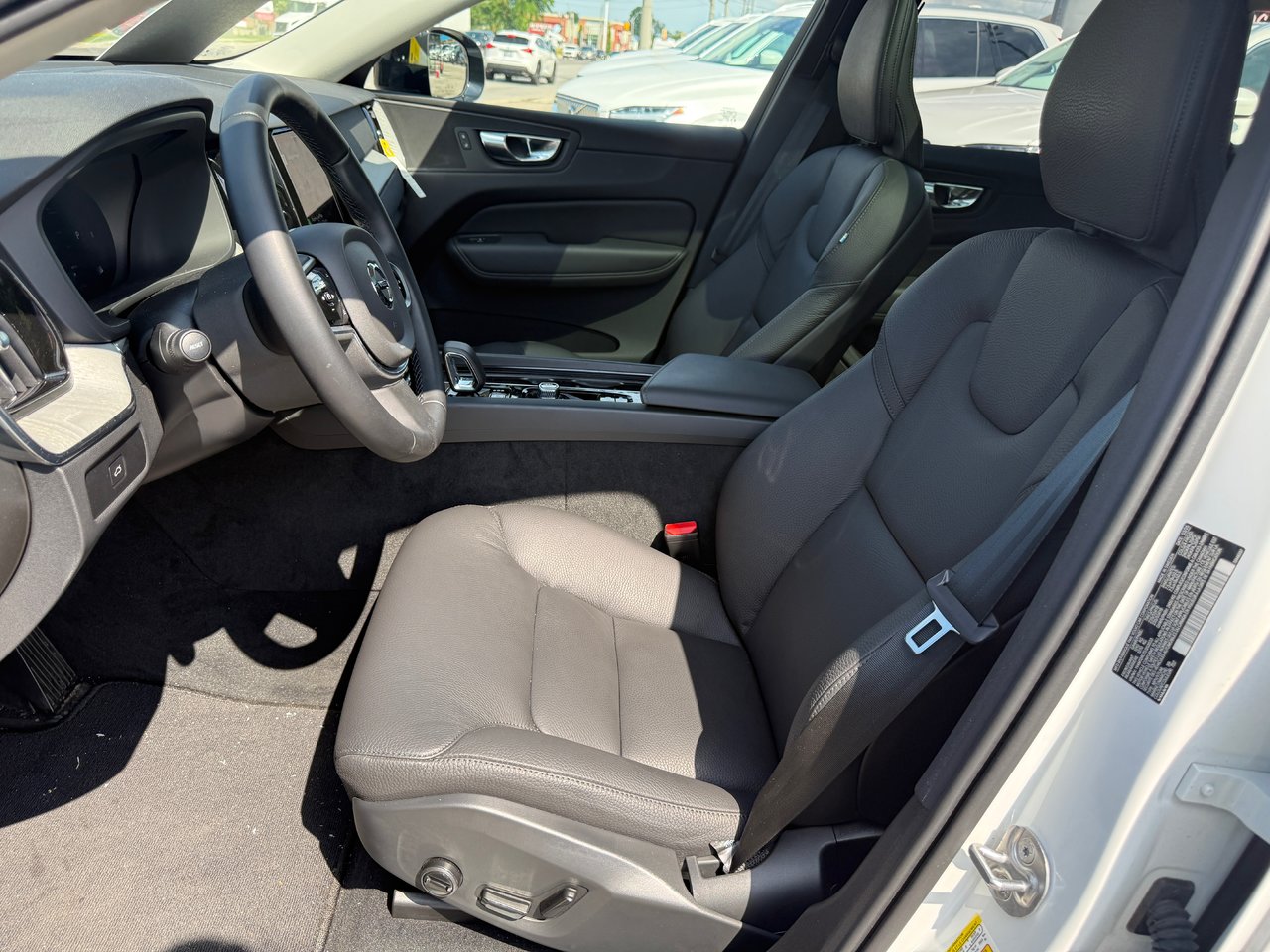 2025 Volvo XC60 Plus Dark Theme-8
