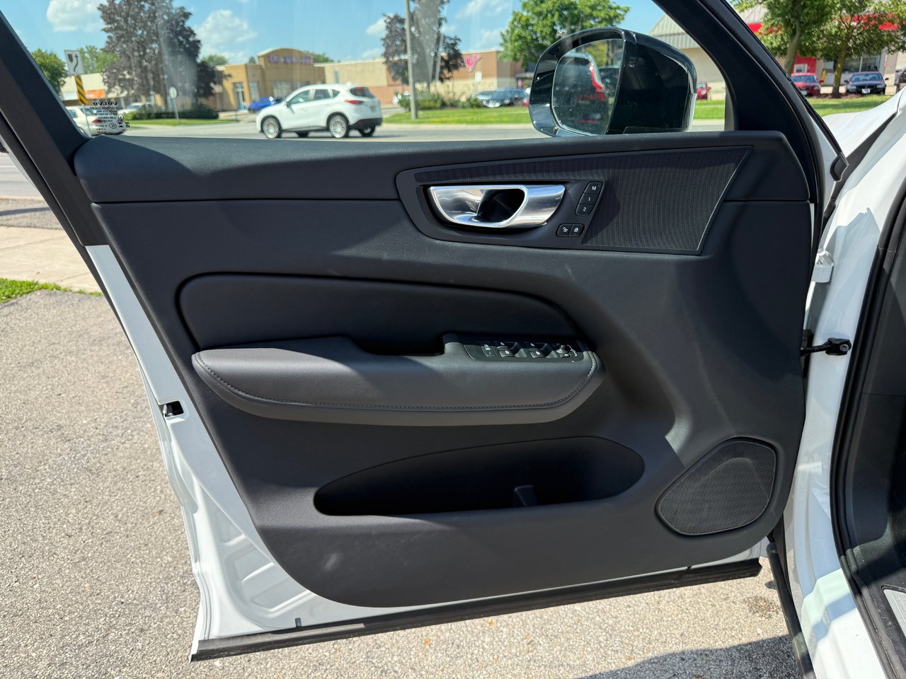 2025 Volvo XC60 Plus Dark Theme-18