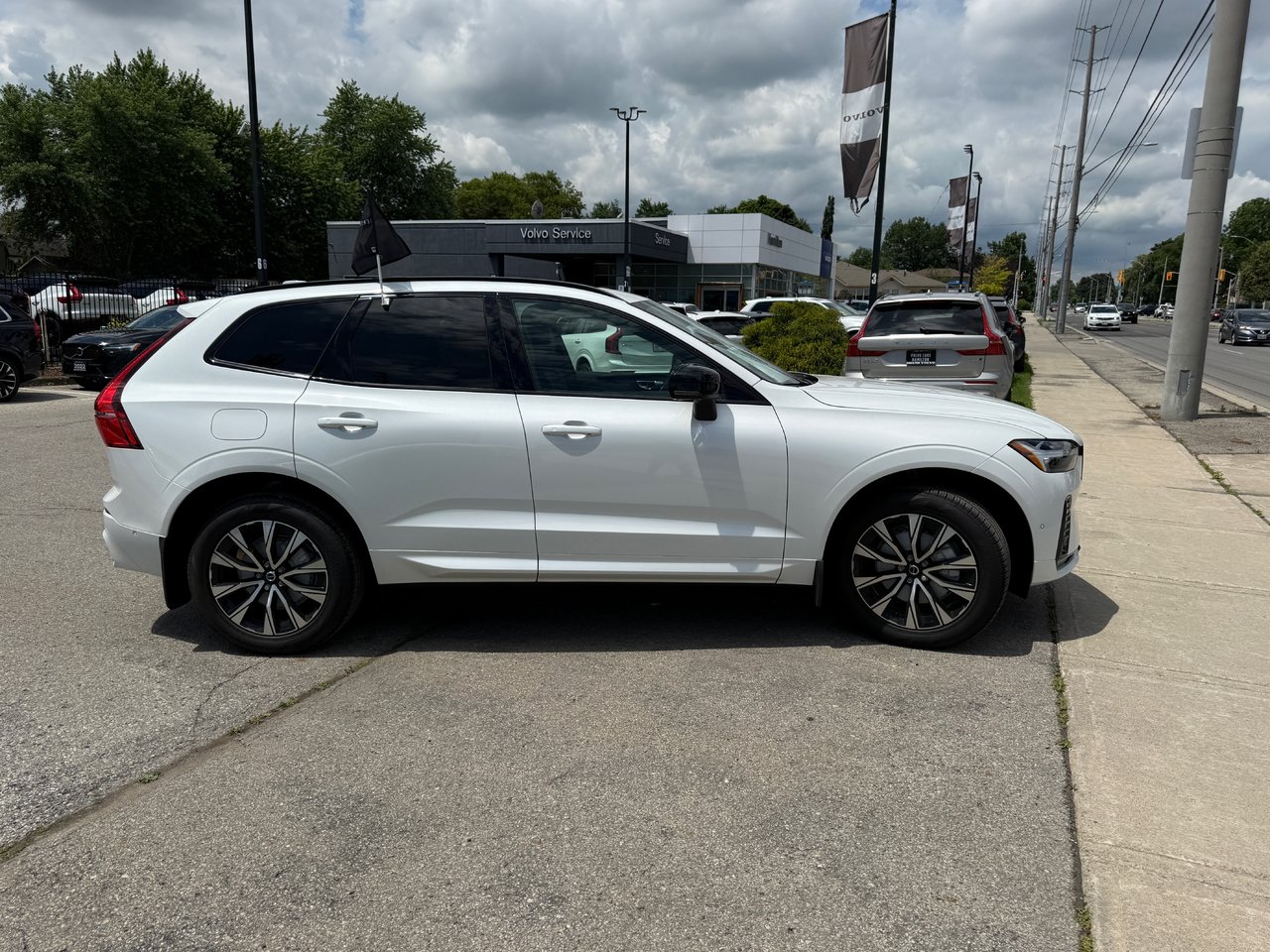 2025 Volvo XC60 Plus Dark Theme-5
