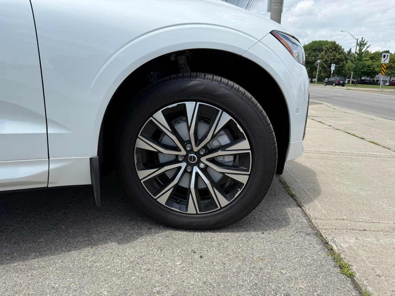 2025 Volvo XC60 Plus Dark Theme-23