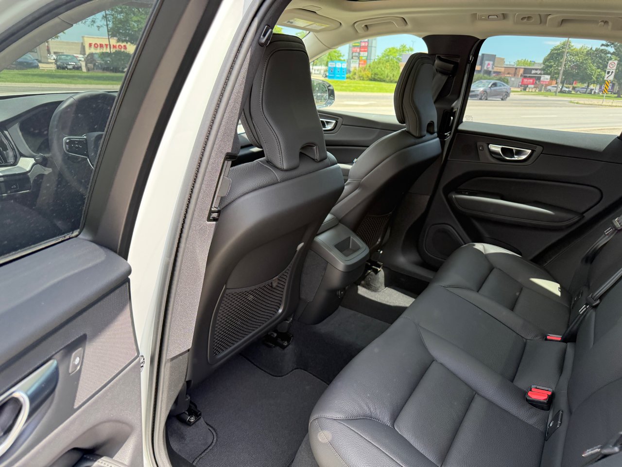 2025 Volvo XC60 Plus Dark Theme-12