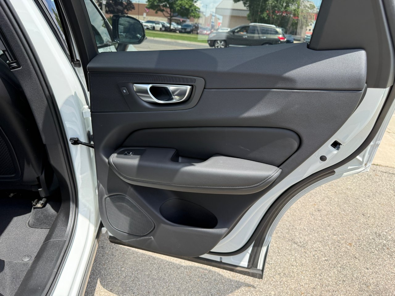 2025 Volvo XC60 Plus Dark Theme-20