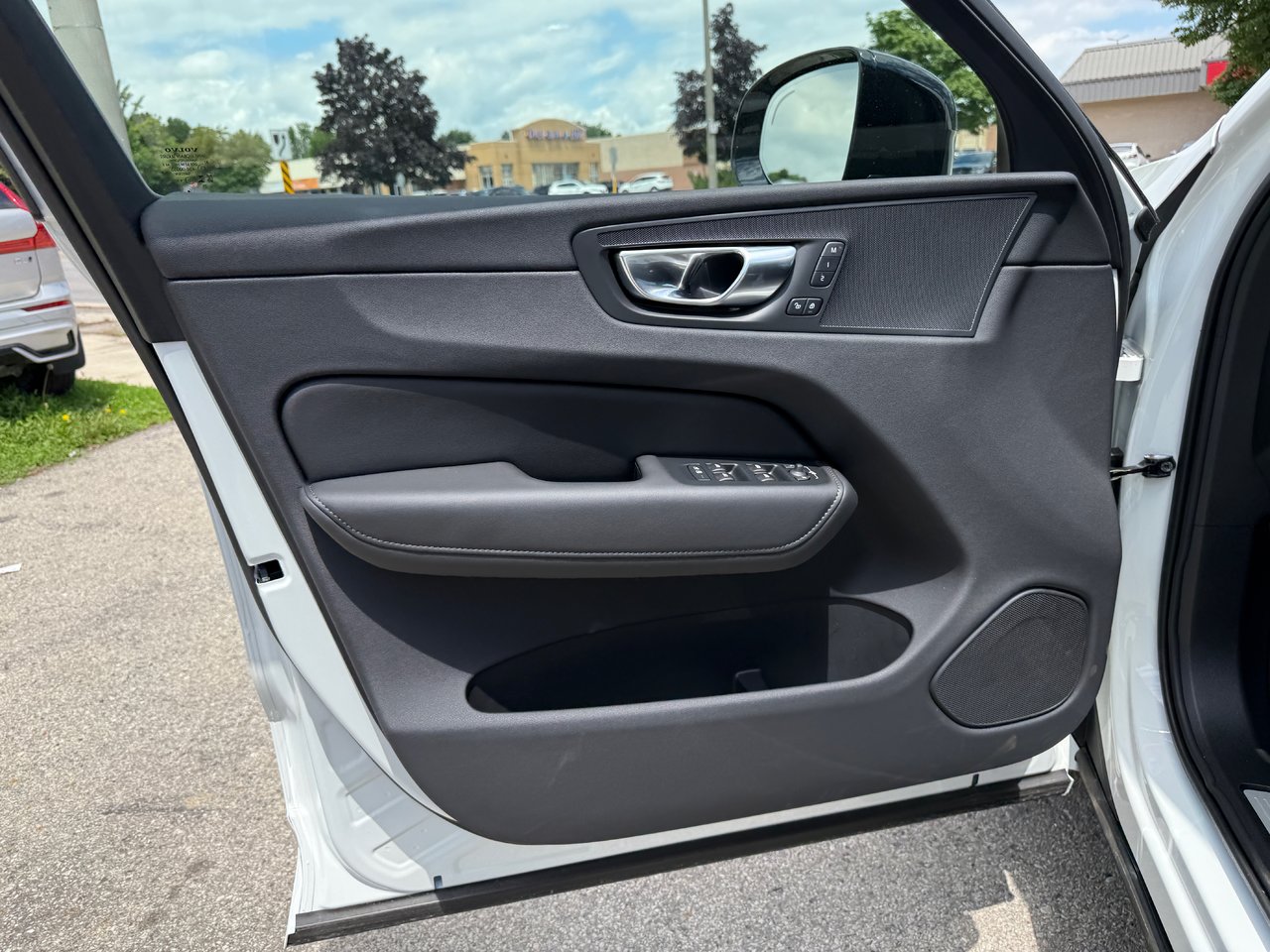 2025 Volvo XC60 Plus Dark Theme-22