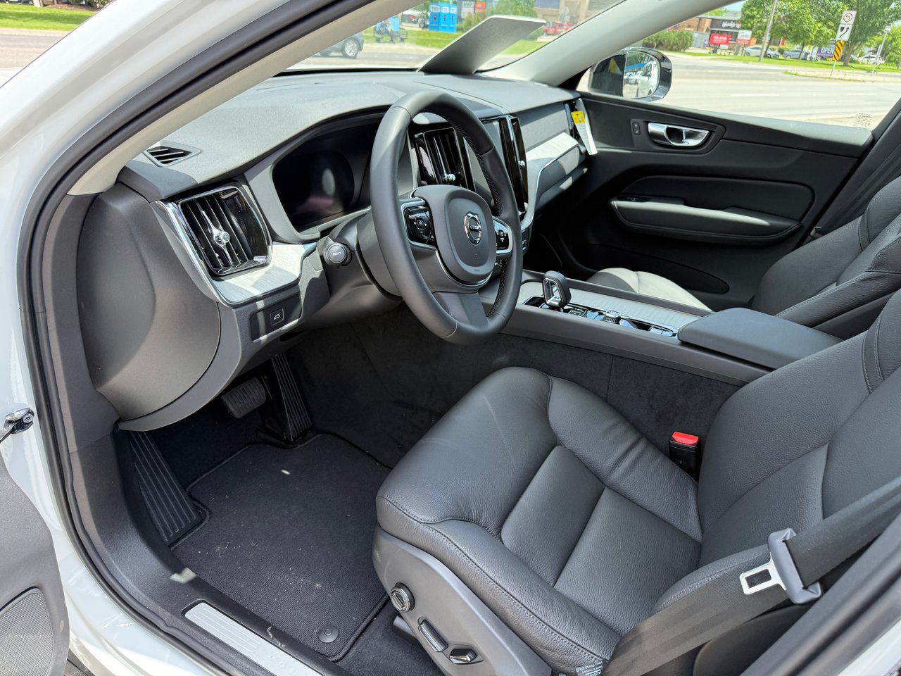 2025 Volvo XC60 Plus Dark Theme-10