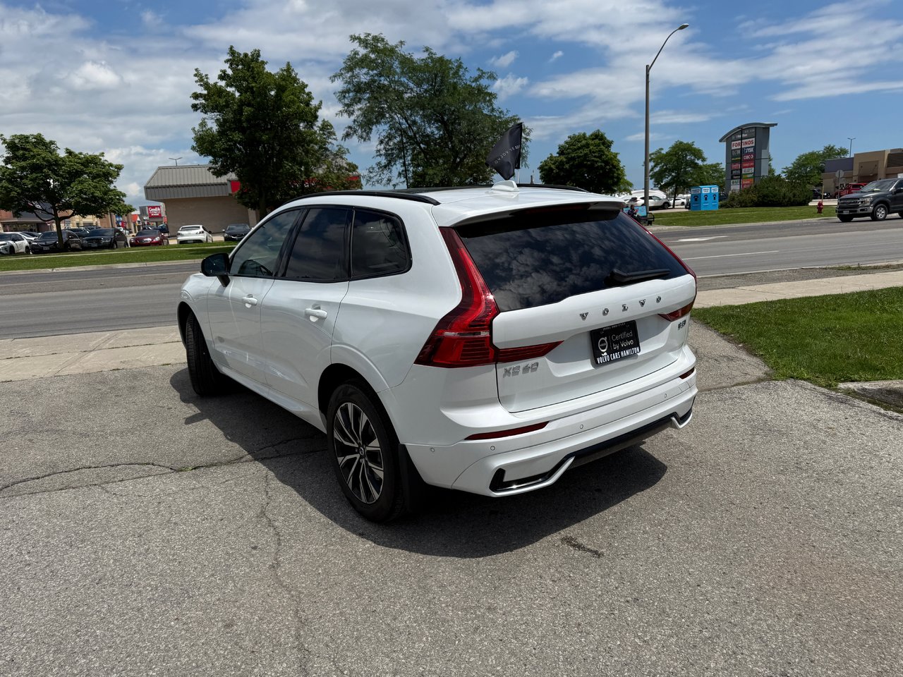 2025 Volvo XC60 Plus Dark Theme-8