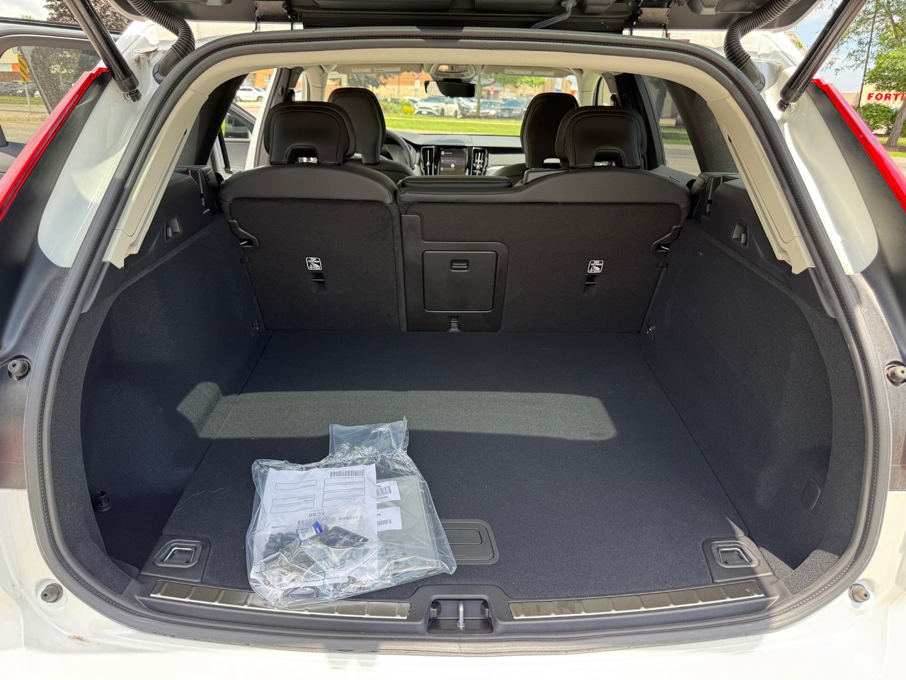 2025 Volvo XC60 Plus Dark Theme-14