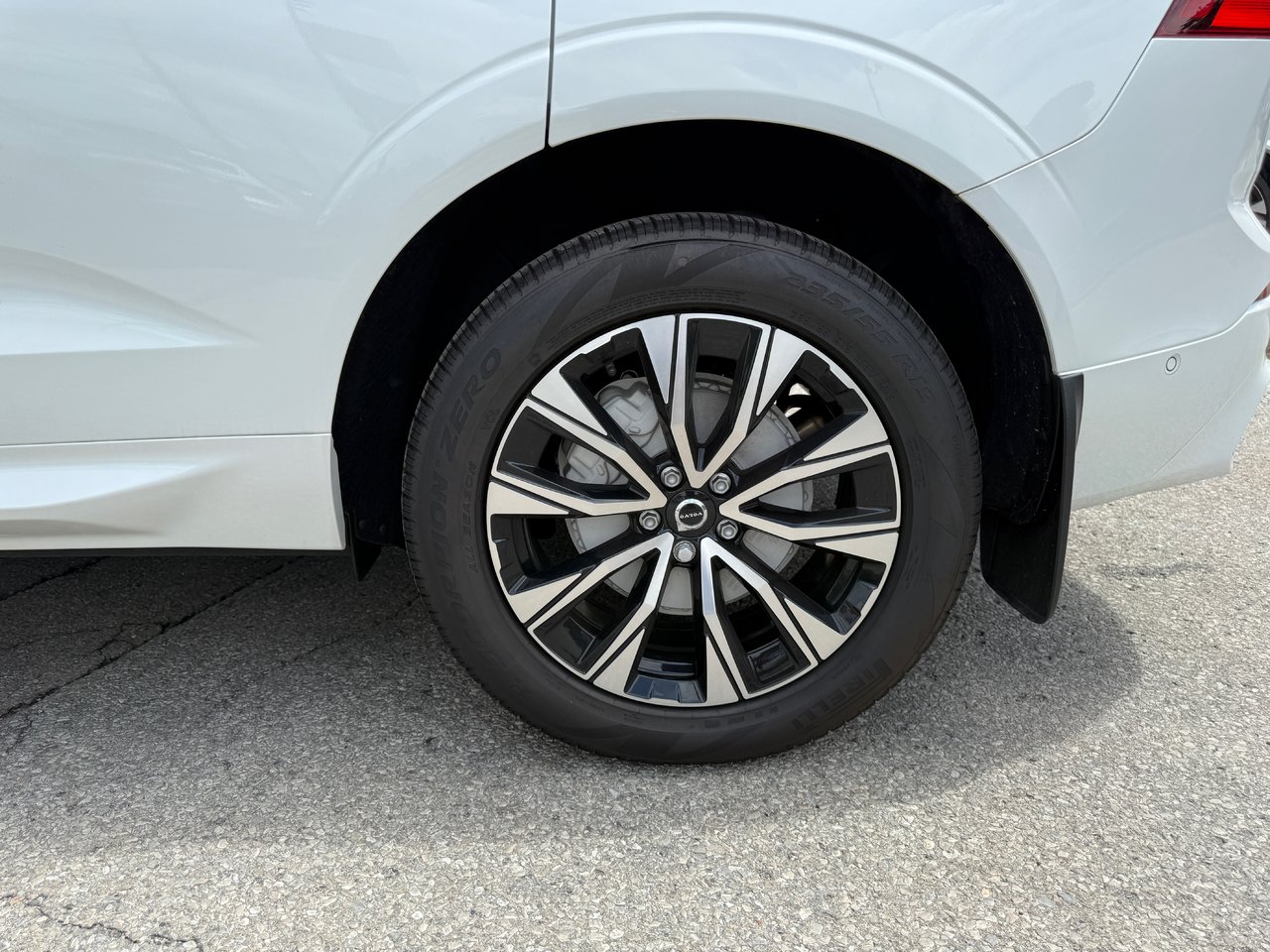 2025 Volvo XC60 Plus Dark Theme-25
