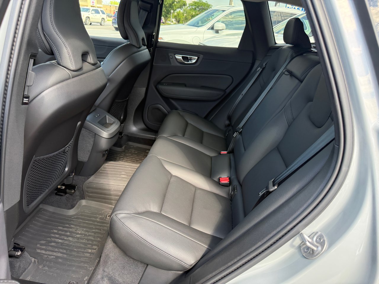 2025 Volvo XC60 Plus Dark Theme-12