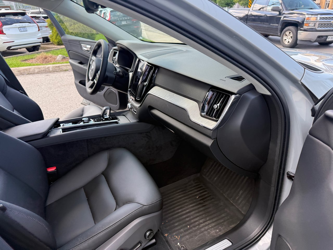 2025 Volvo XC60 Plus Dark Theme-15