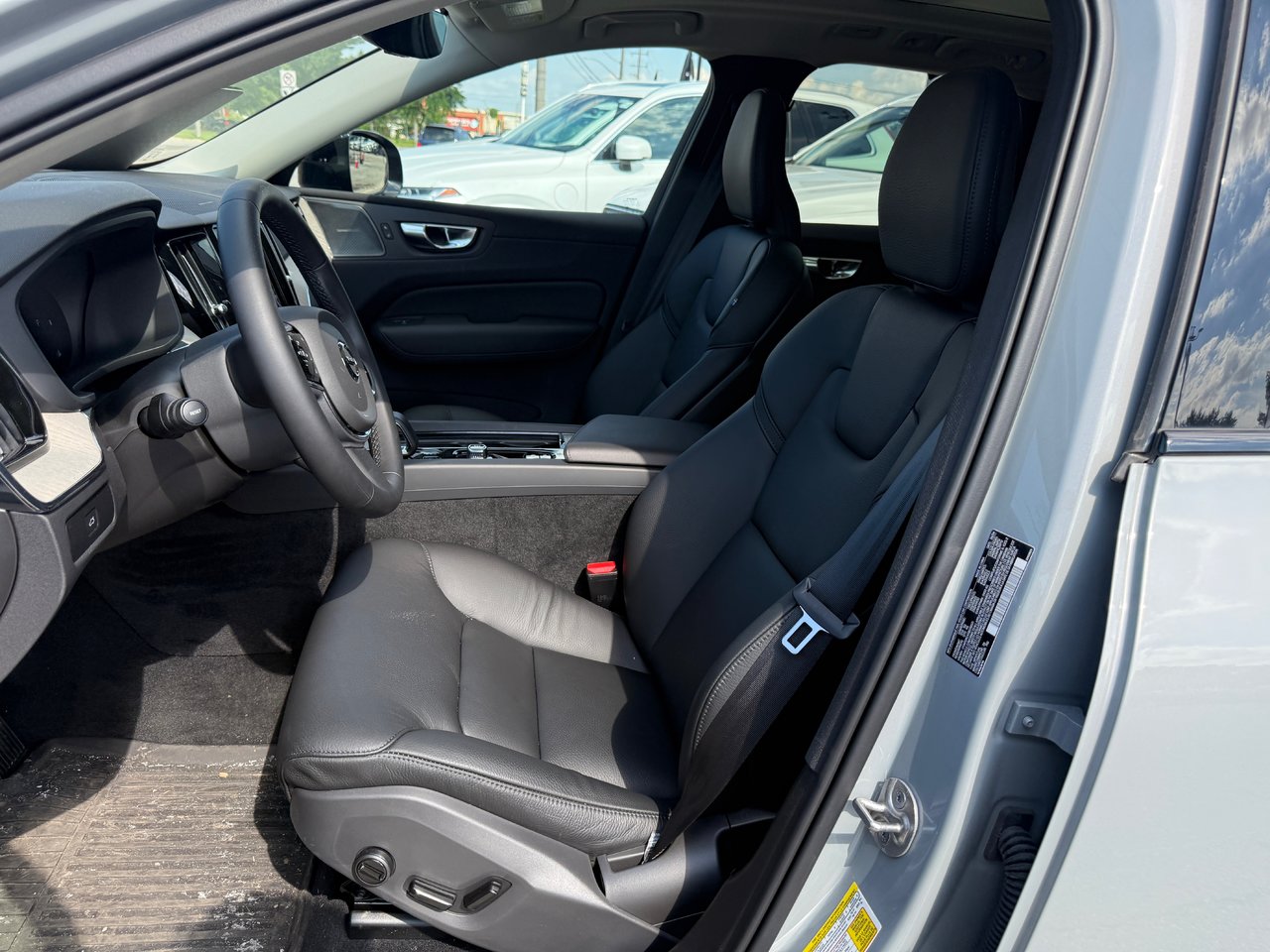 2025 Volvo XC60 Plus Dark Theme-10