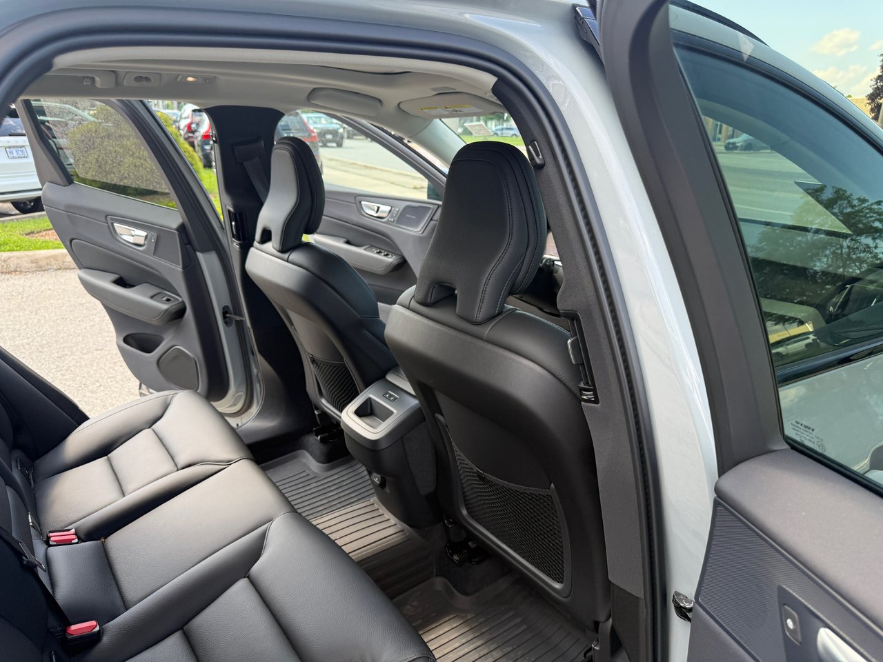 2025 Volvo XC60 Plus Dark Theme-13