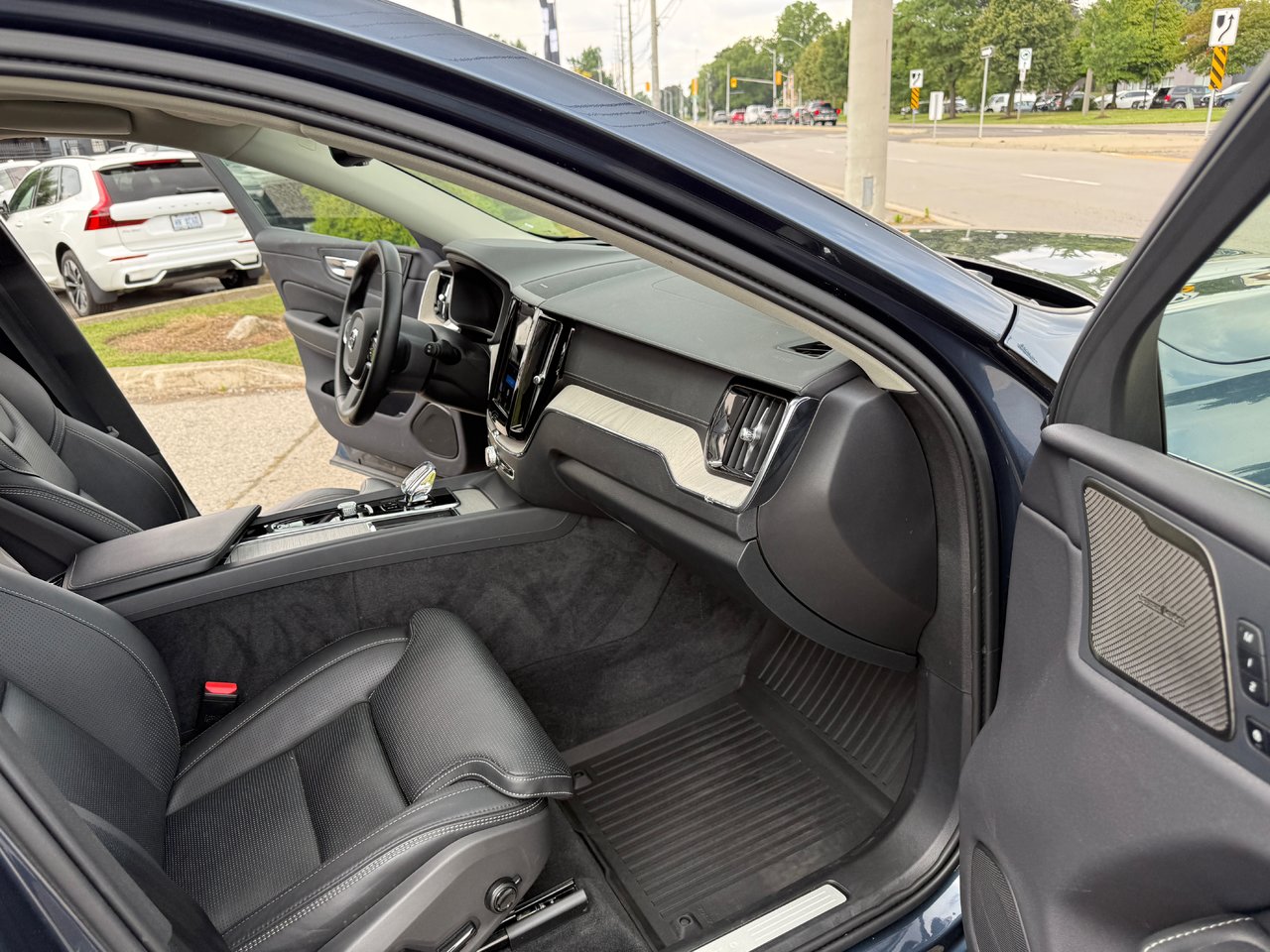2025 Volvo XC60 Ultra Dark Theme-16