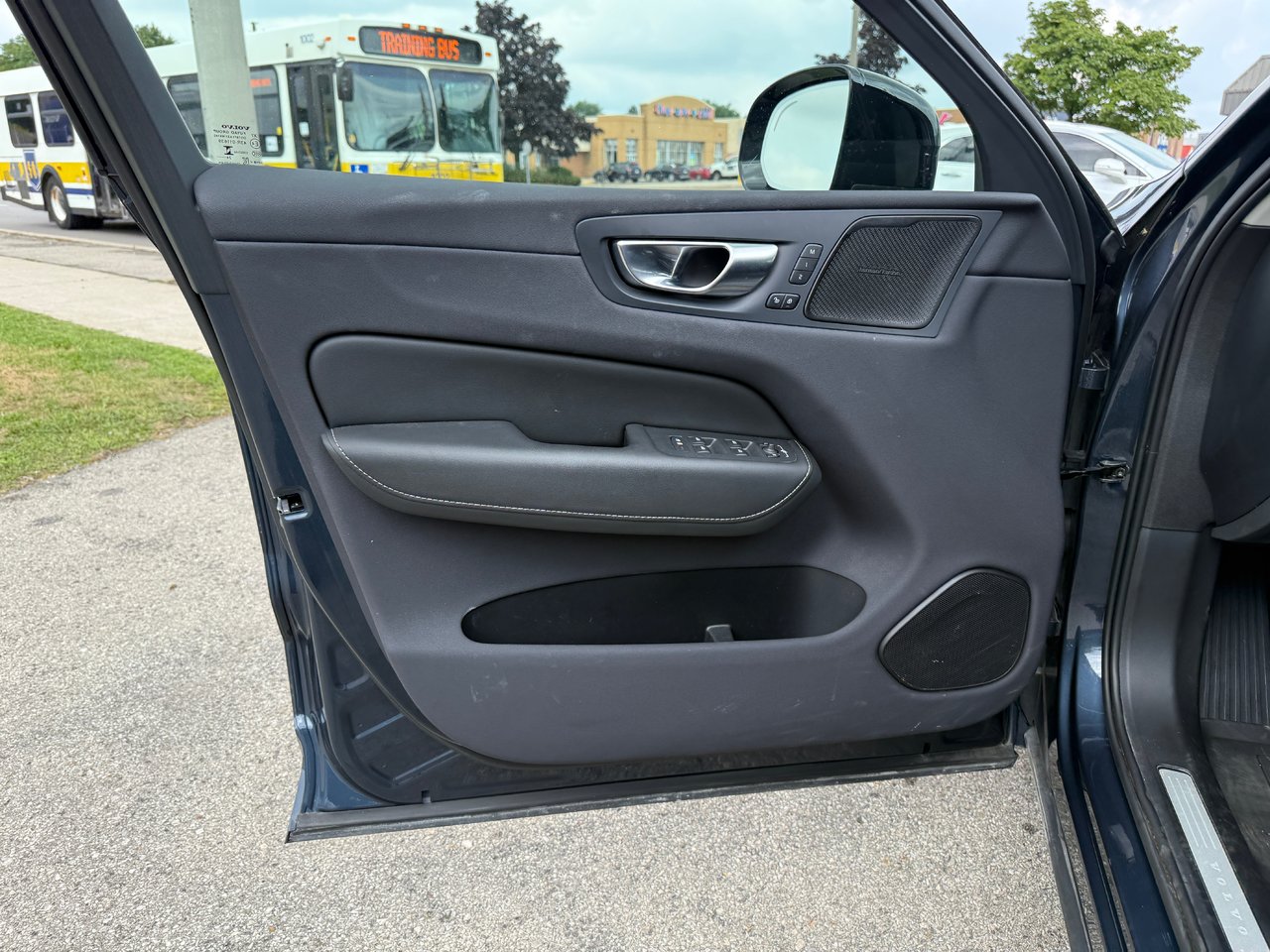 2025 Volvo XC60 Ultra Dark Theme-21