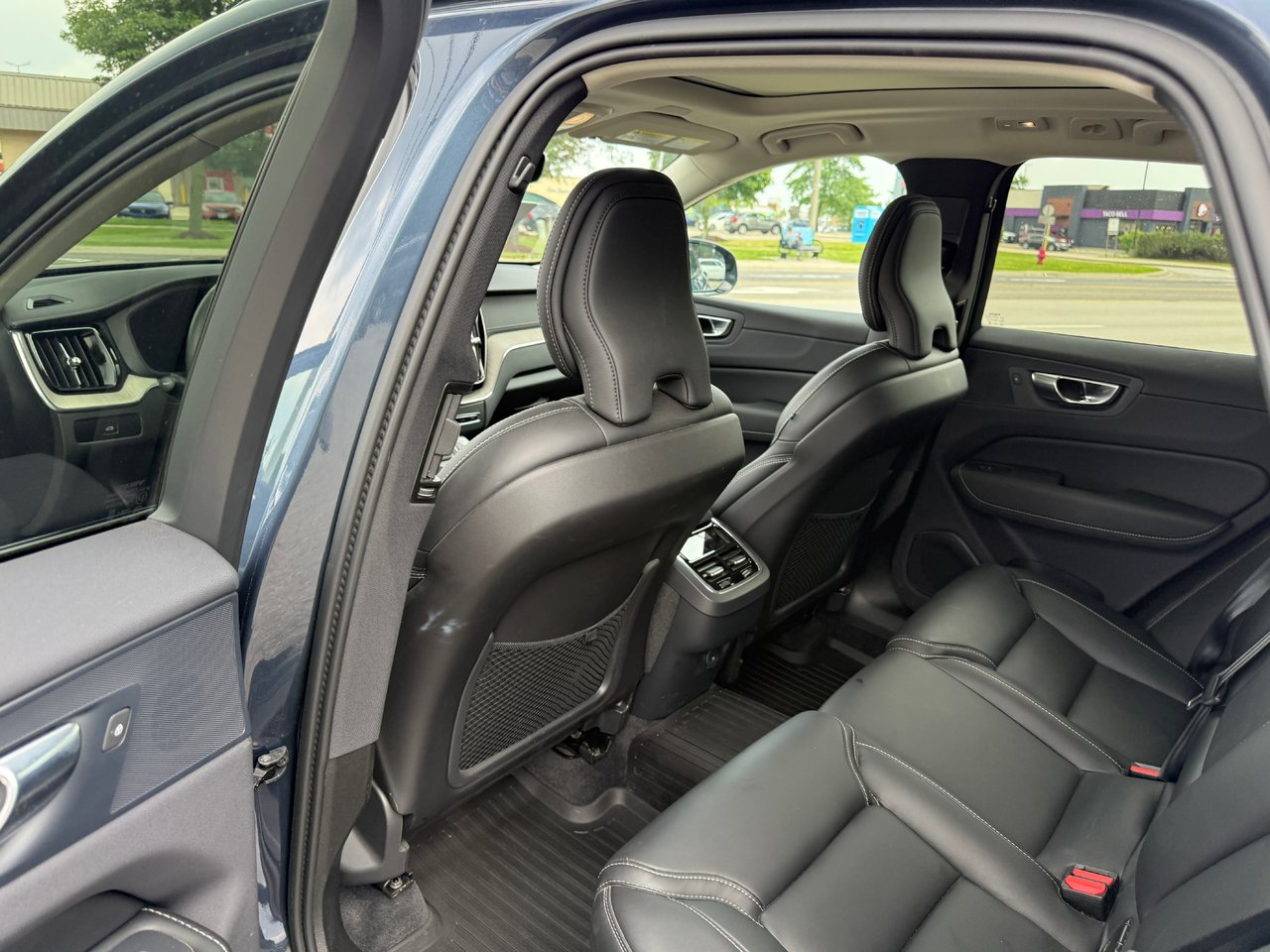 2025 Volvo XC60 Ultra Dark Theme-11