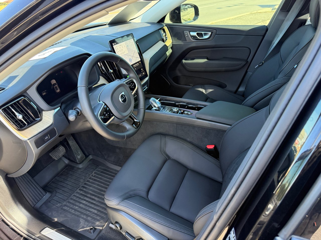 2026 Volvo XC60 Plus Dark Theme-25