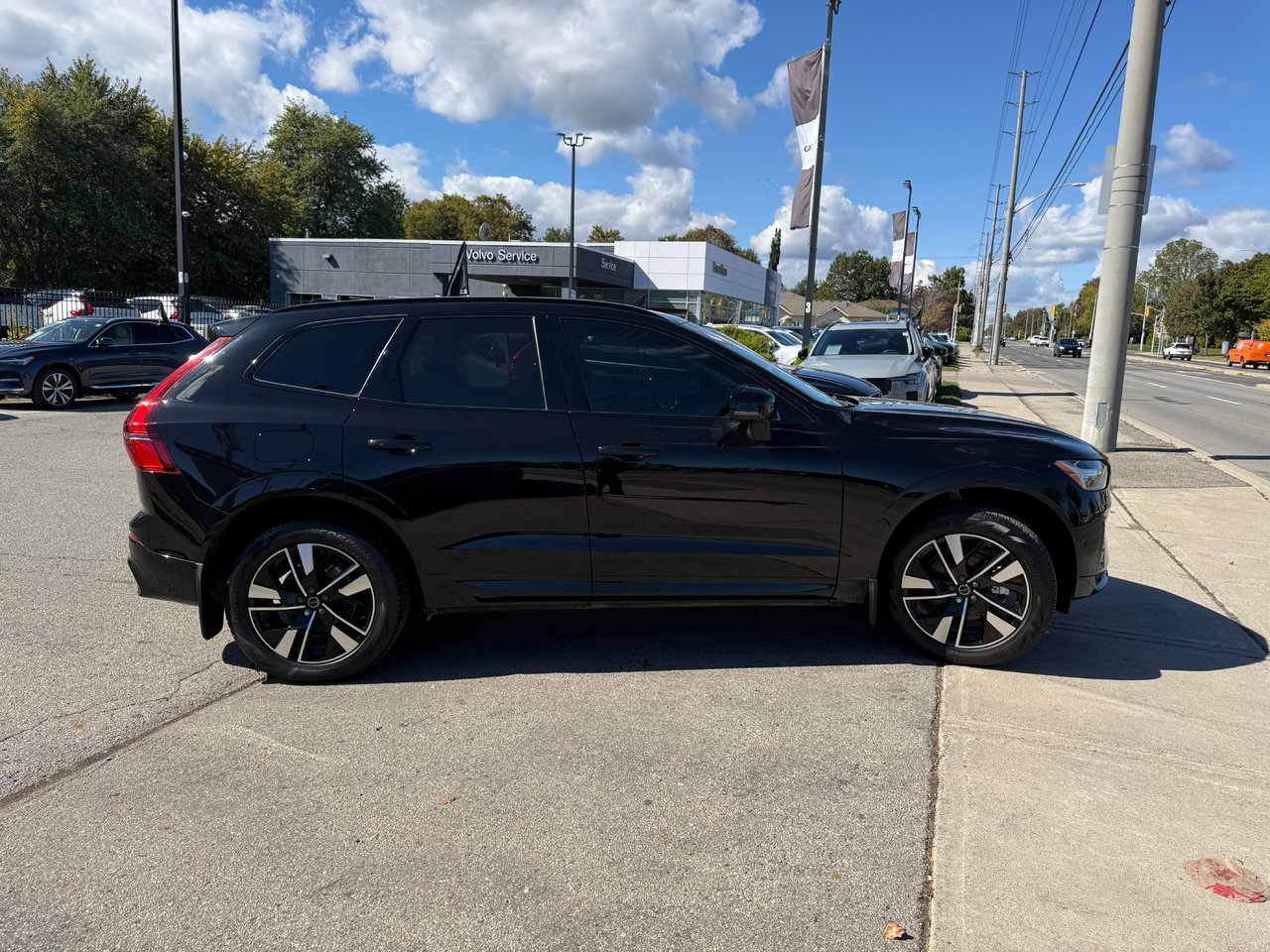 2026 Volvo XC60 Plus Dark Theme-7