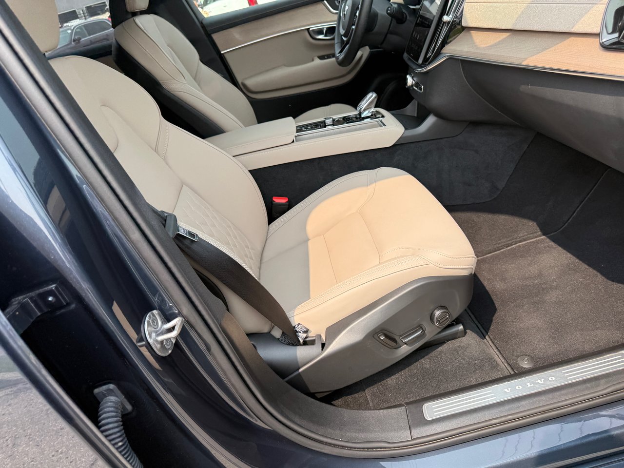 2026 Volvo XC90 Plus Bright Theme-17
