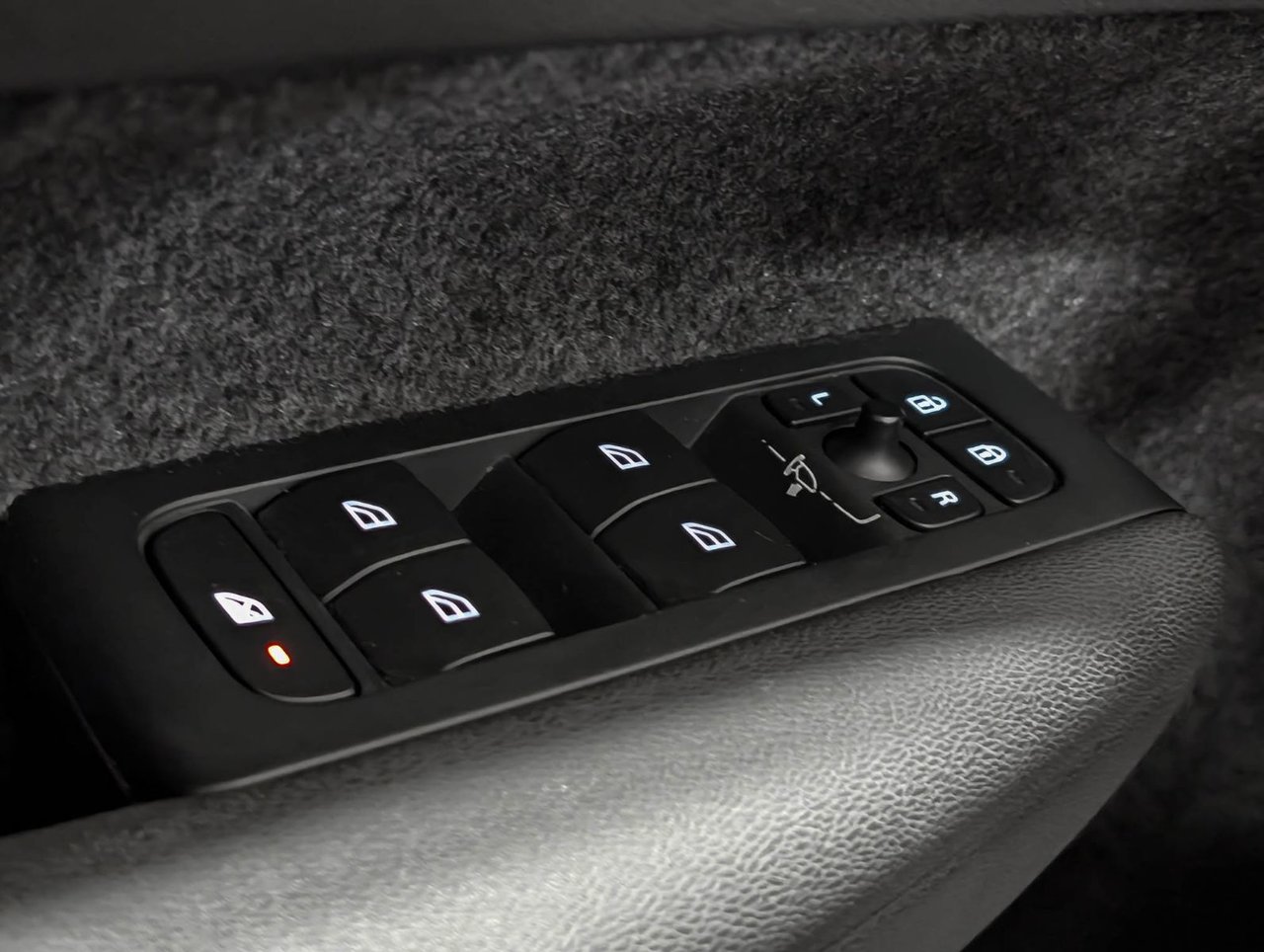 Volvo XC40 B5 AWD Plus Dark Theme 2024-22