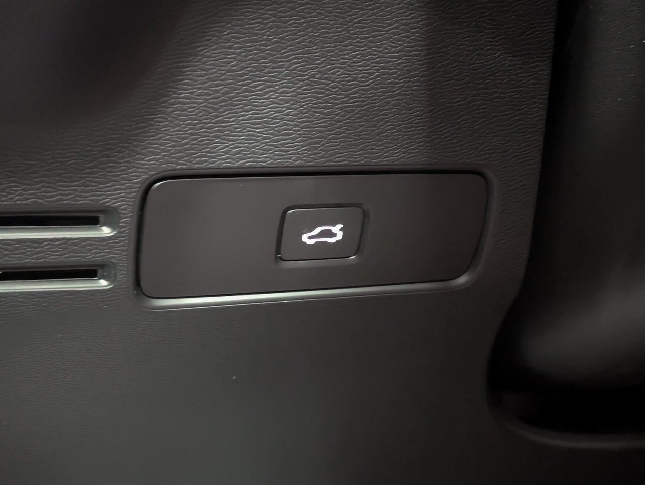 Volvo XC40 B5 AWD Plus Dark Theme 2024-20