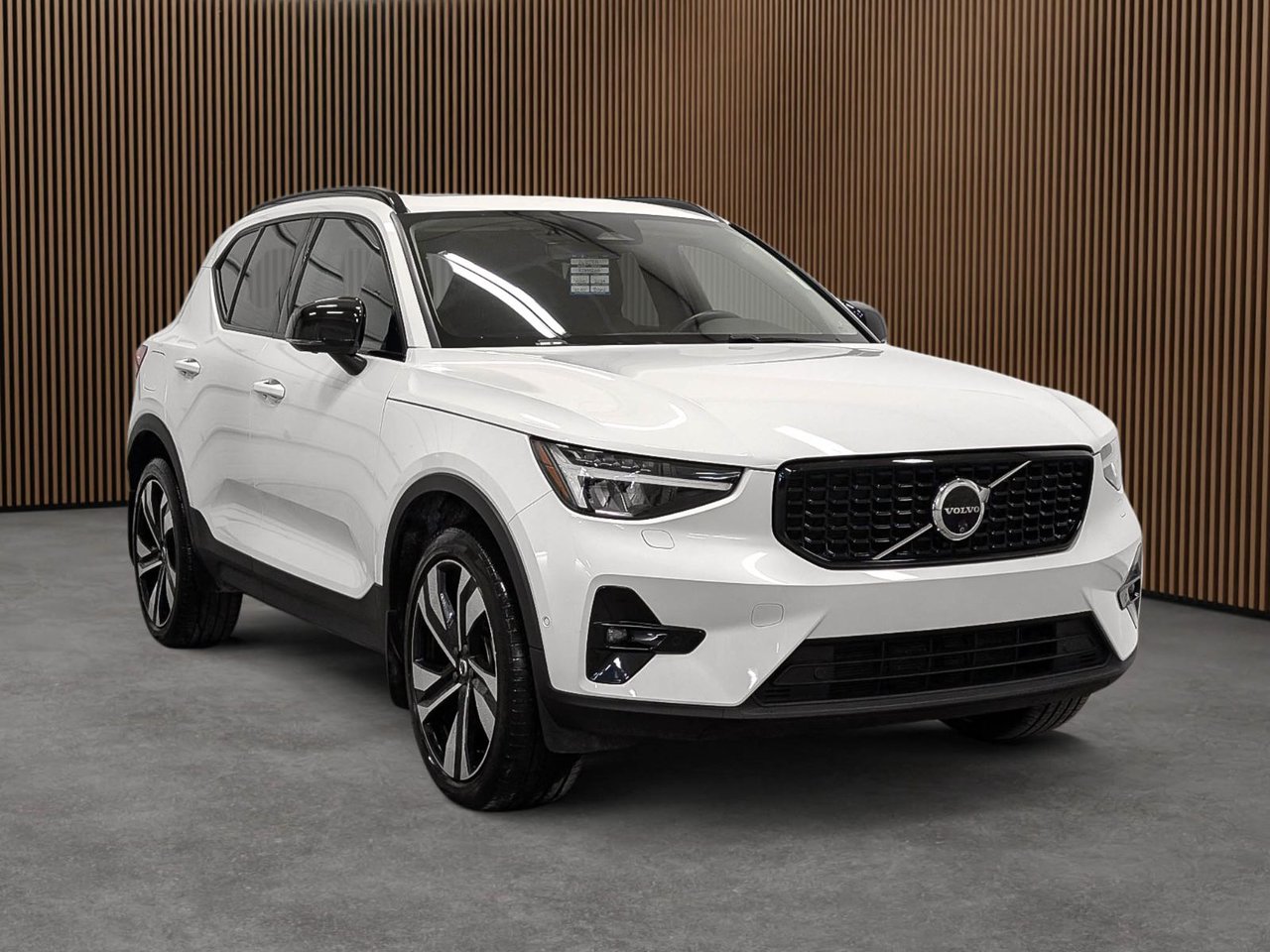 Volvo XC40 B5 AWD Plus Dark Theme 2024-2