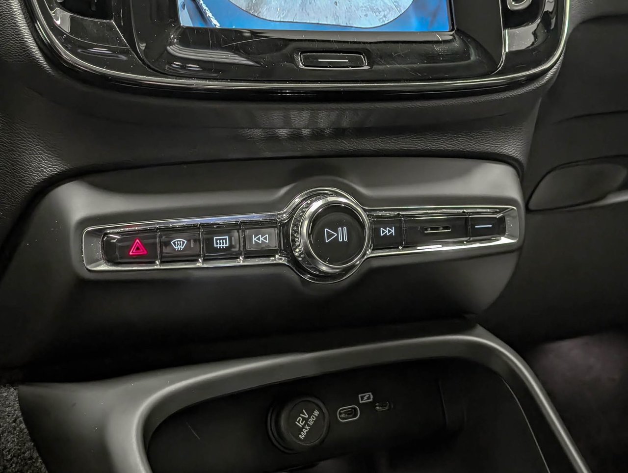Volvo XC40 B5 AWD Plus Dark Theme 2024-15