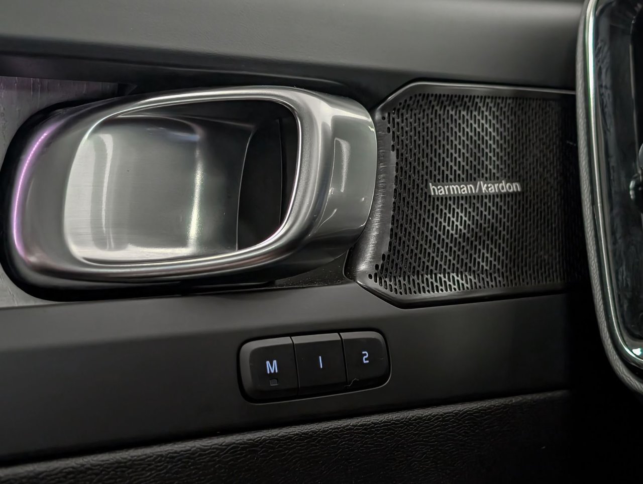 Volvo XC40 B5 AWD Plus Dark Theme 2024-21