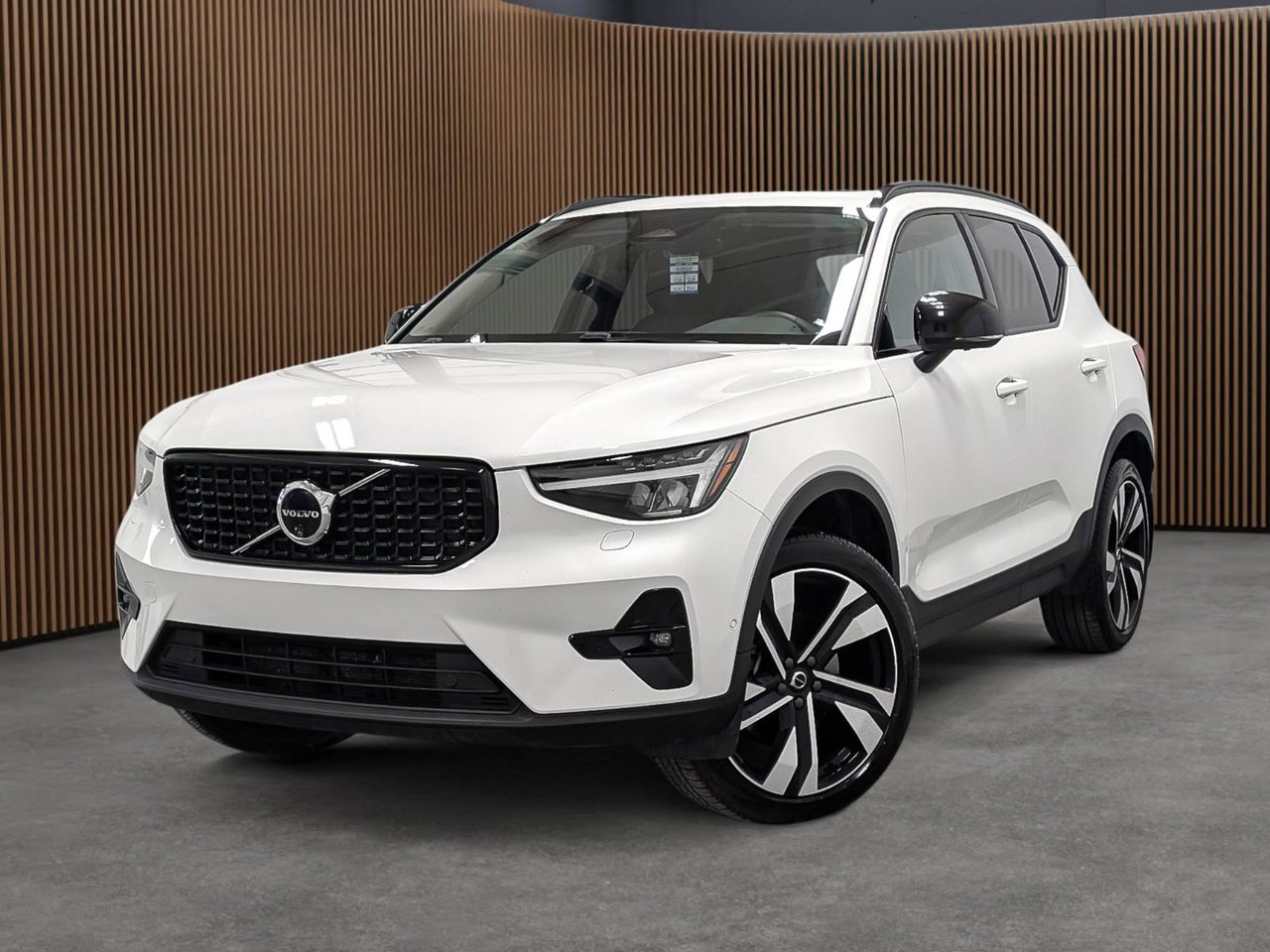 Volvo XC40 B5 AWD Plus Dark Theme 2024-0