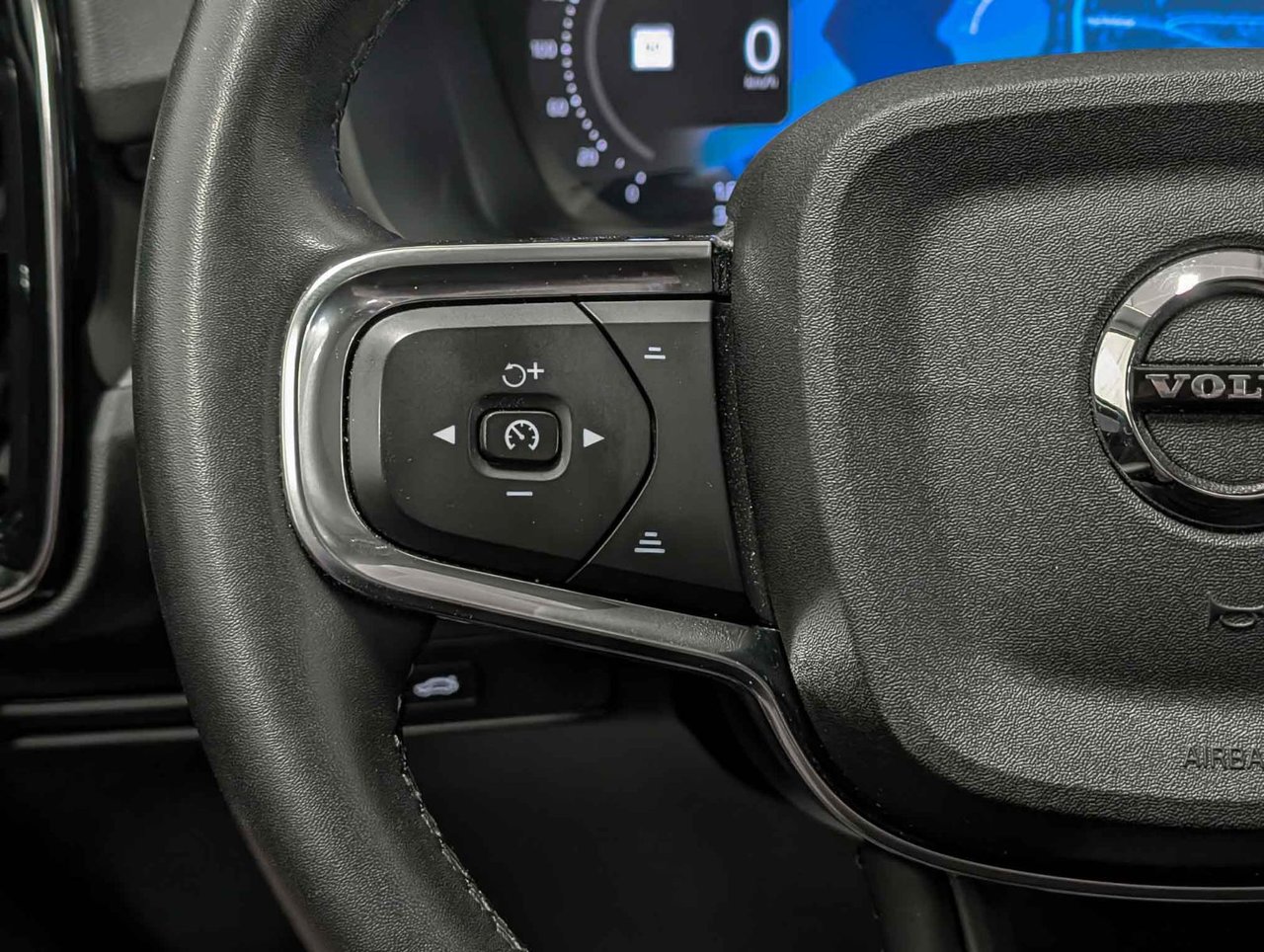 Volvo XC40 B5 AWD Plus Dark Theme 2024-18