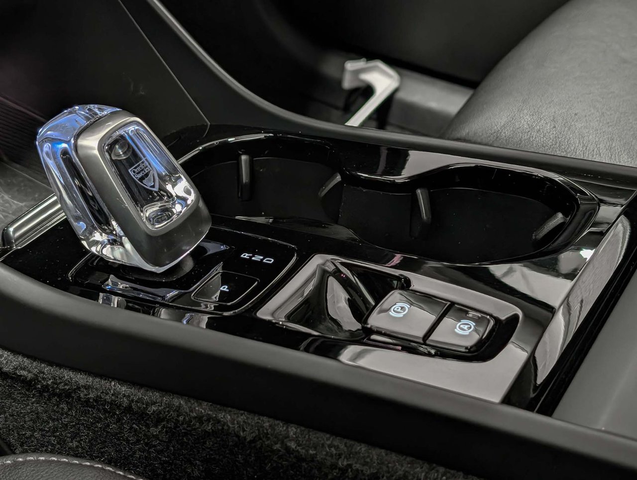 Volvo XC40 B5 AWD Plus Dark Theme 2024-16