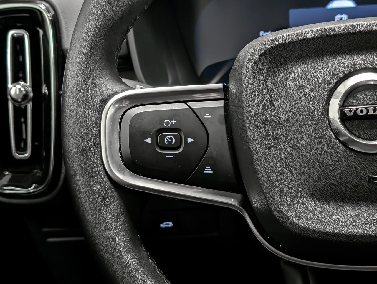 Volvo XC40 B5 AWD Plus Dark Theme 2025-21