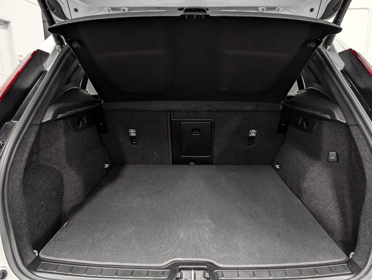 Volvo XC40 B5 AWD Plus Dark Theme 2025-7