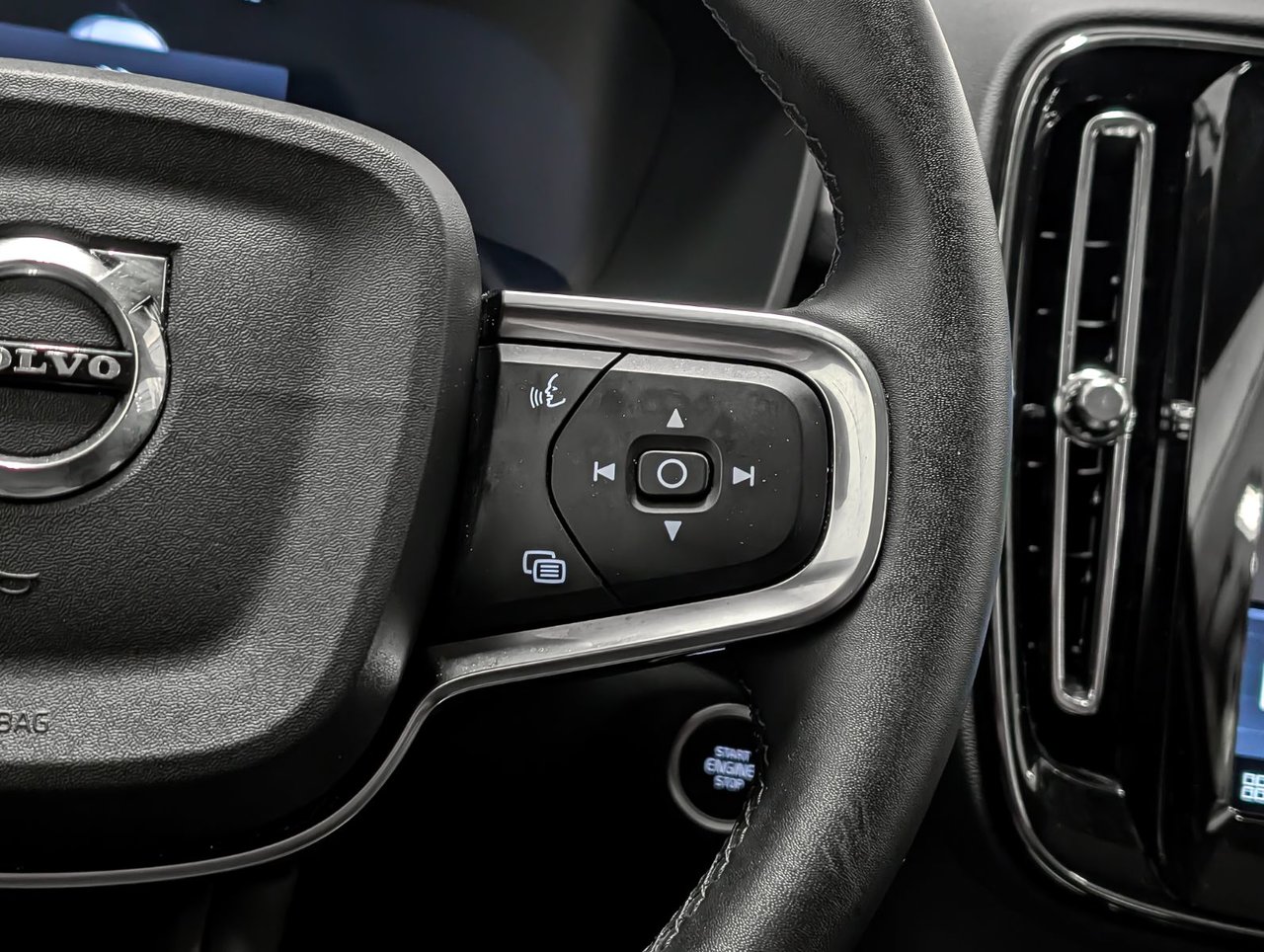 Volvo XC40 B5 AWD Plus Dark Theme 2025-20