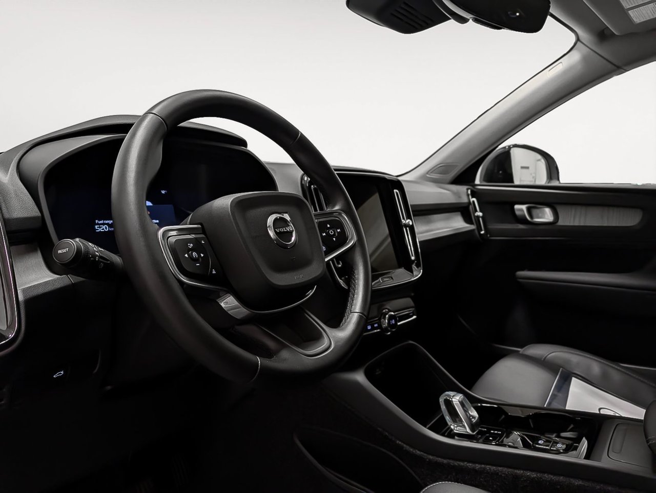 Volvo XC40 B5 AWD Plus Dark Theme 2025-8