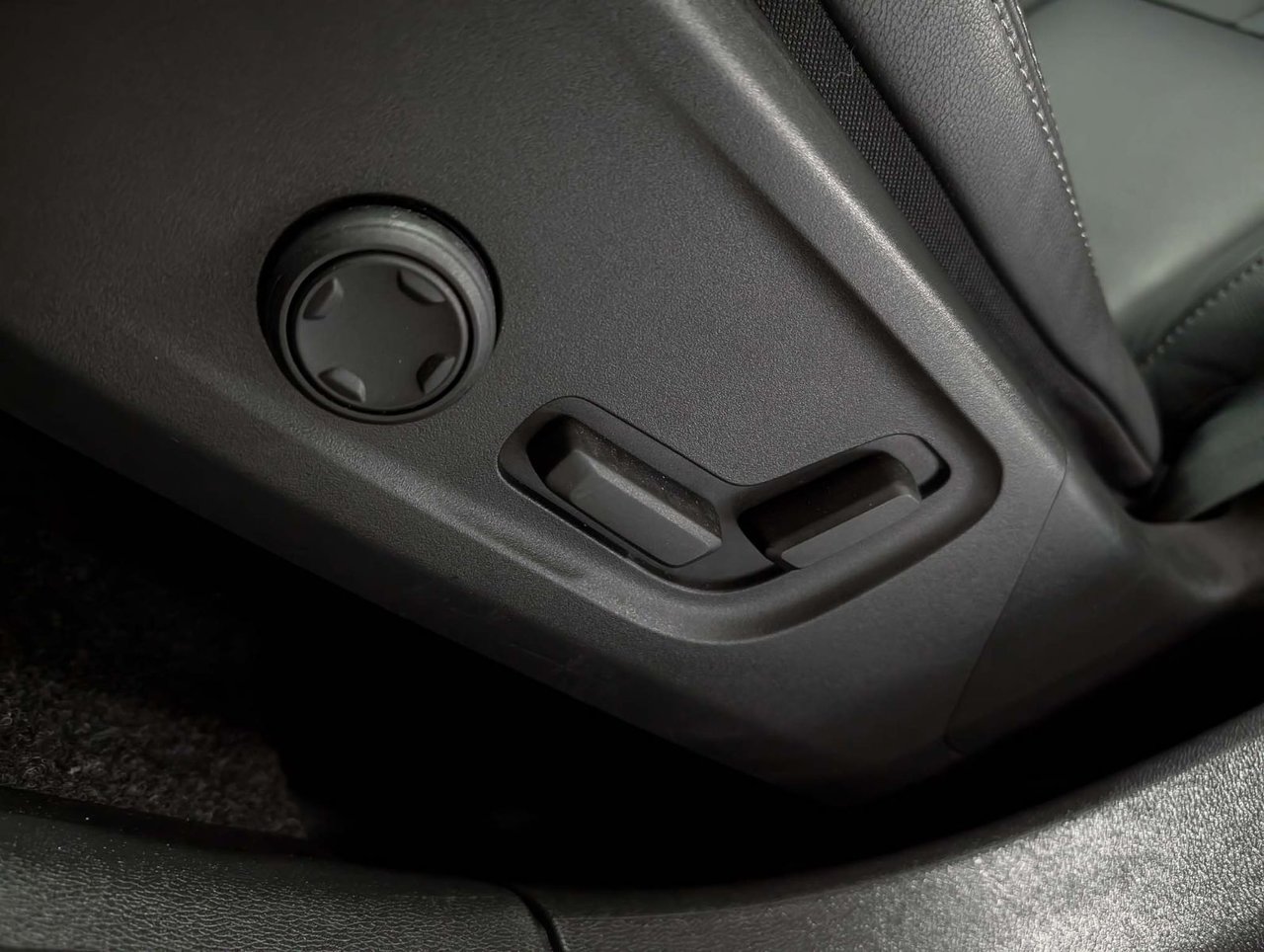 2025 Volvo XC40 B5 AWD Plus Dark Theme-10