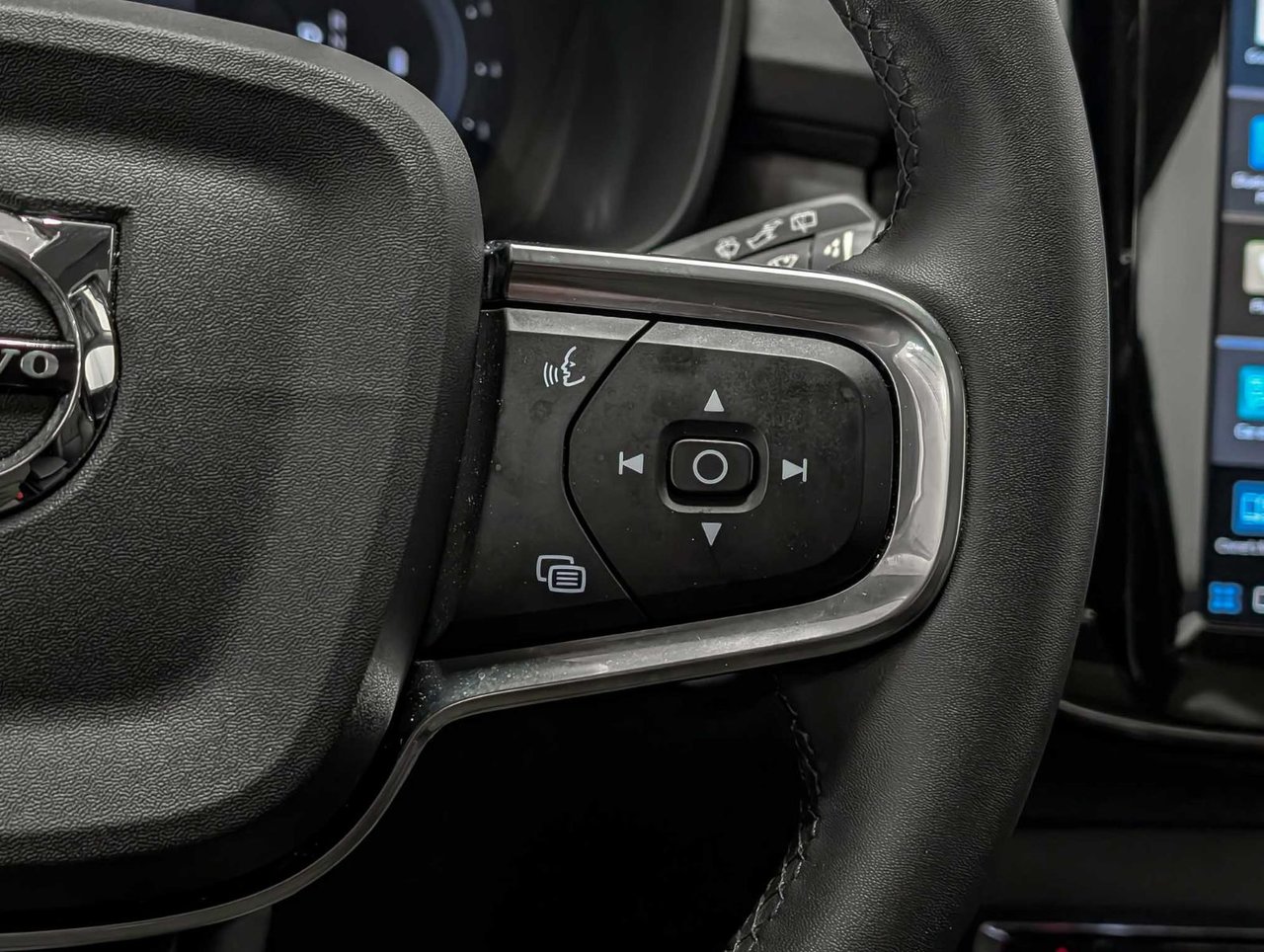 2025 Volvo XC40 B5 AWD Plus Dark Theme-21