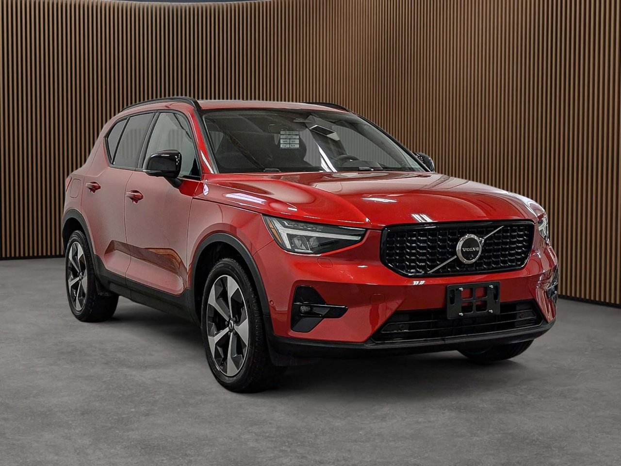 2025 Volvo XC40 B5 AWD Plus Dark Theme-3