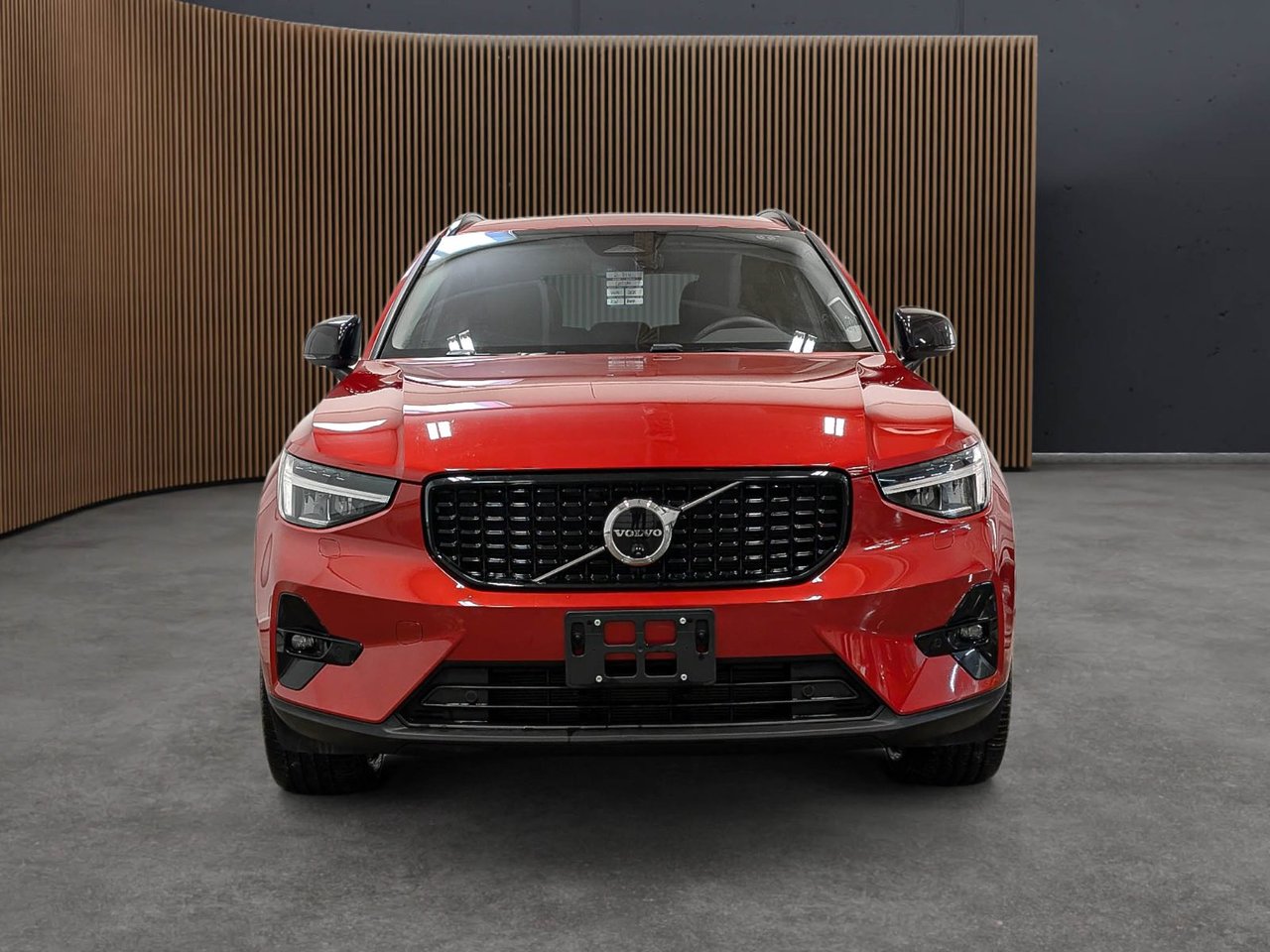 2025 Volvo XC40 B5 AWD Plus Dark Theme-2