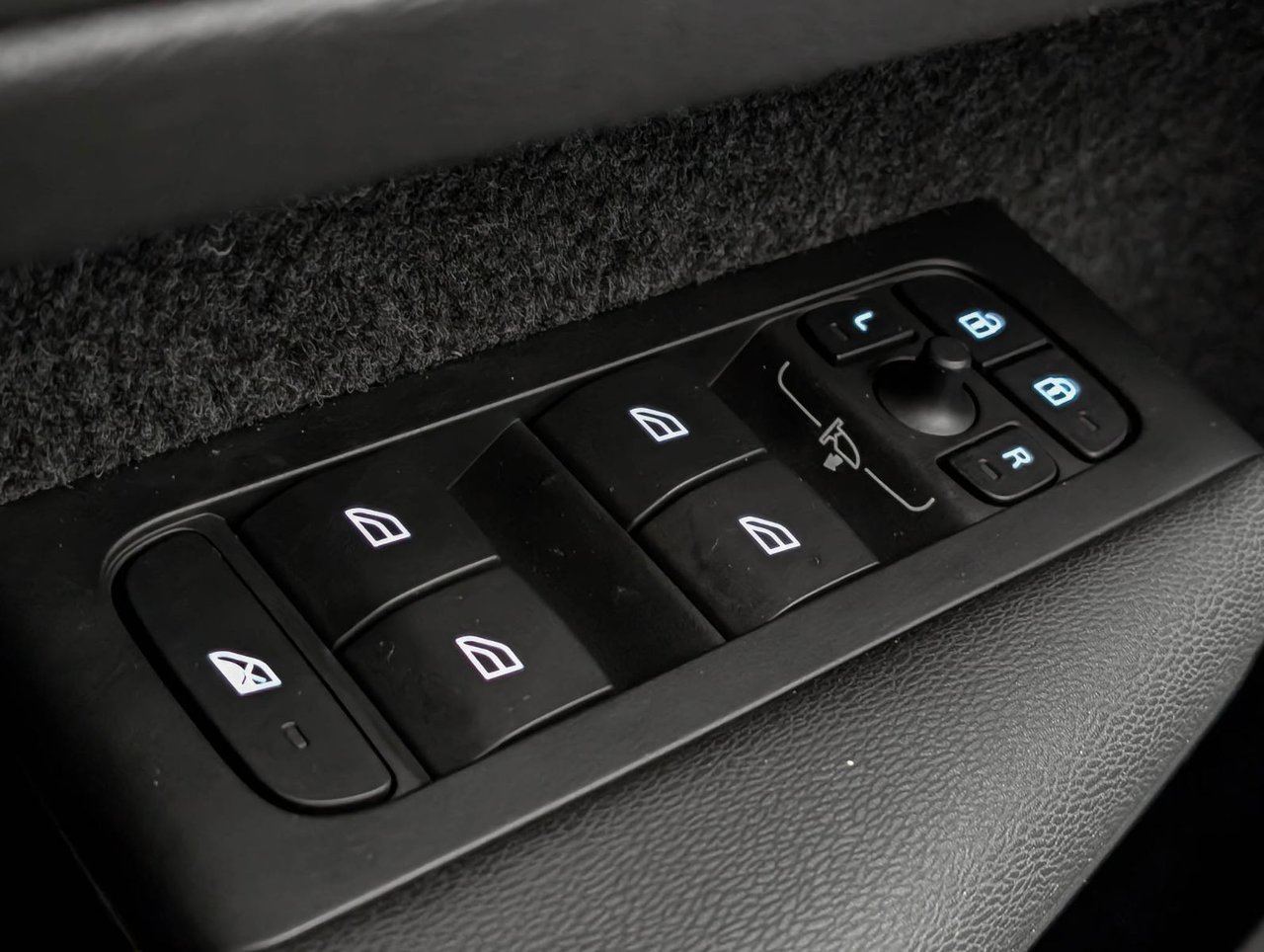 2025 Volvo XC40 B5 AWD Plus Dark Theme-23