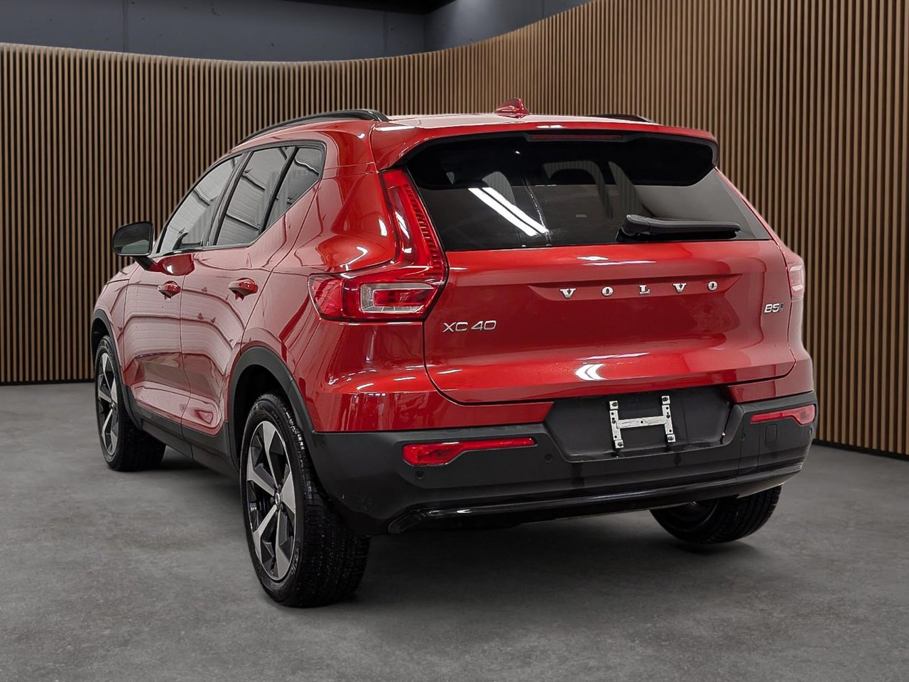 2025 Volvo XC40 B5 AWD Plus Dark Theme-4