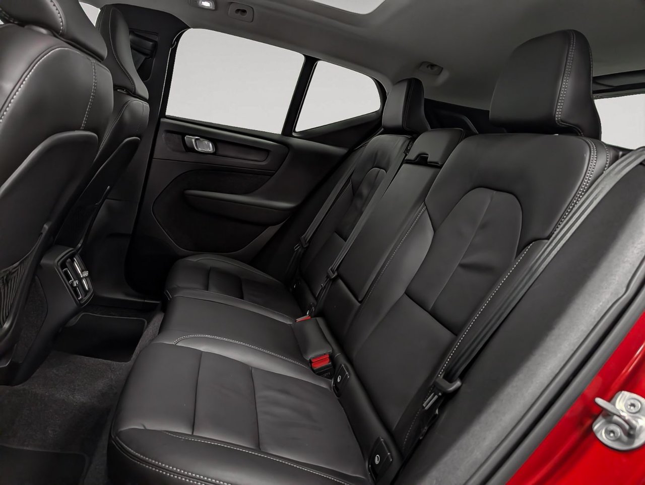 2025 Volvo XC40 B5 AWD Plus Dark Theme-11