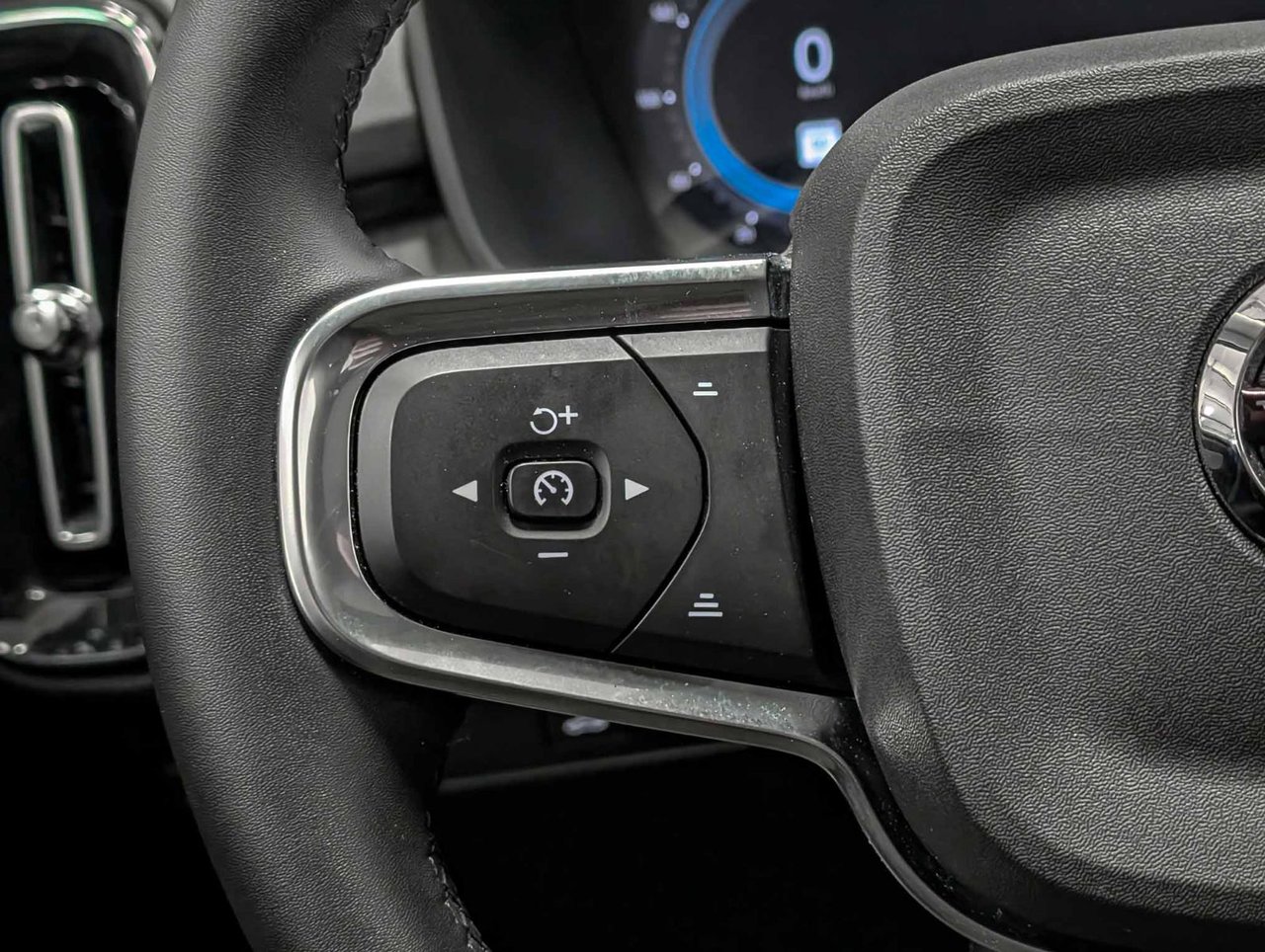 2025 Volvo XC40 B5 AWD Plus Dark Theme-22