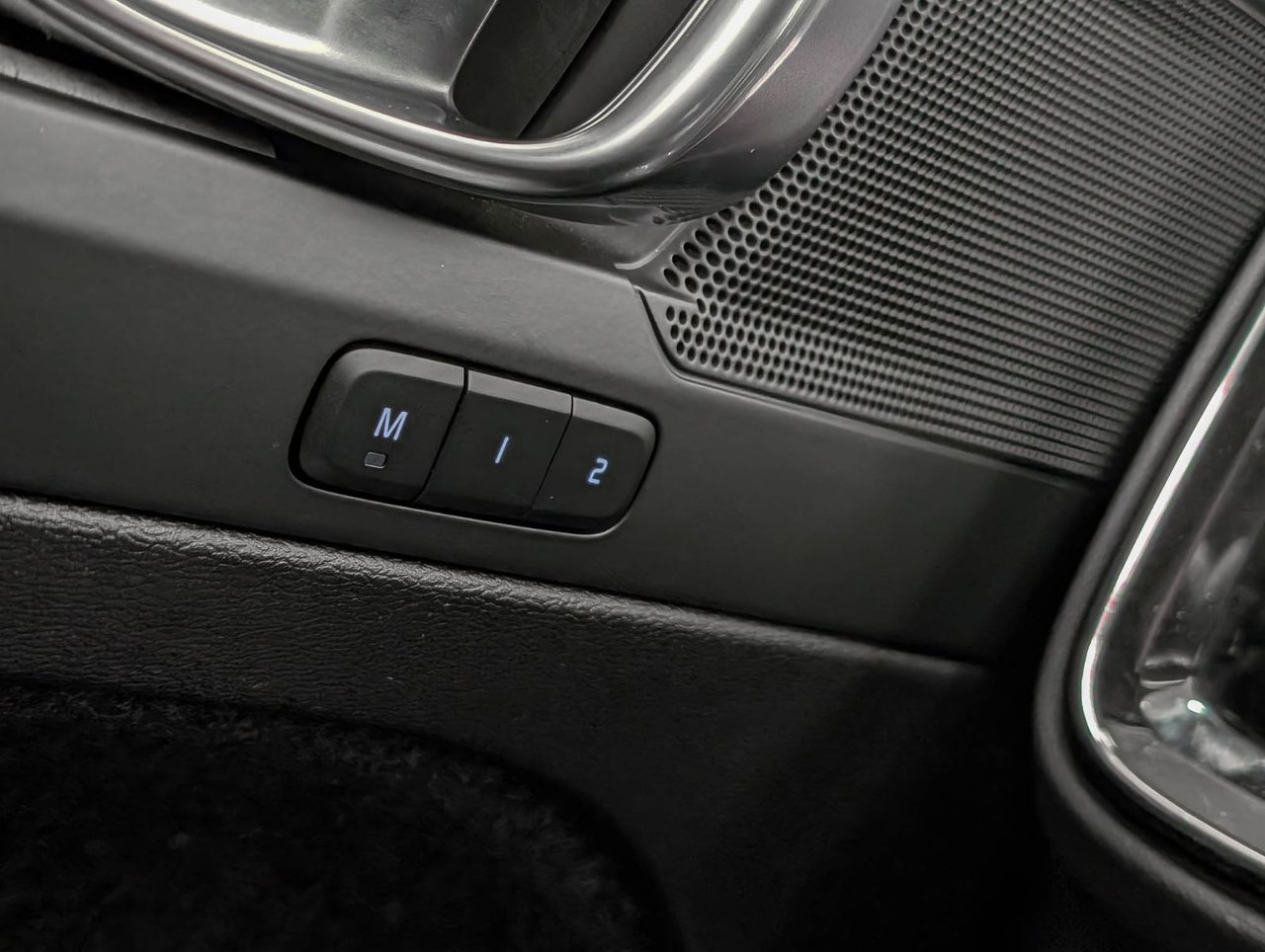 2025 Volvo XC40 B5 AWD Plus Dark Theme-24