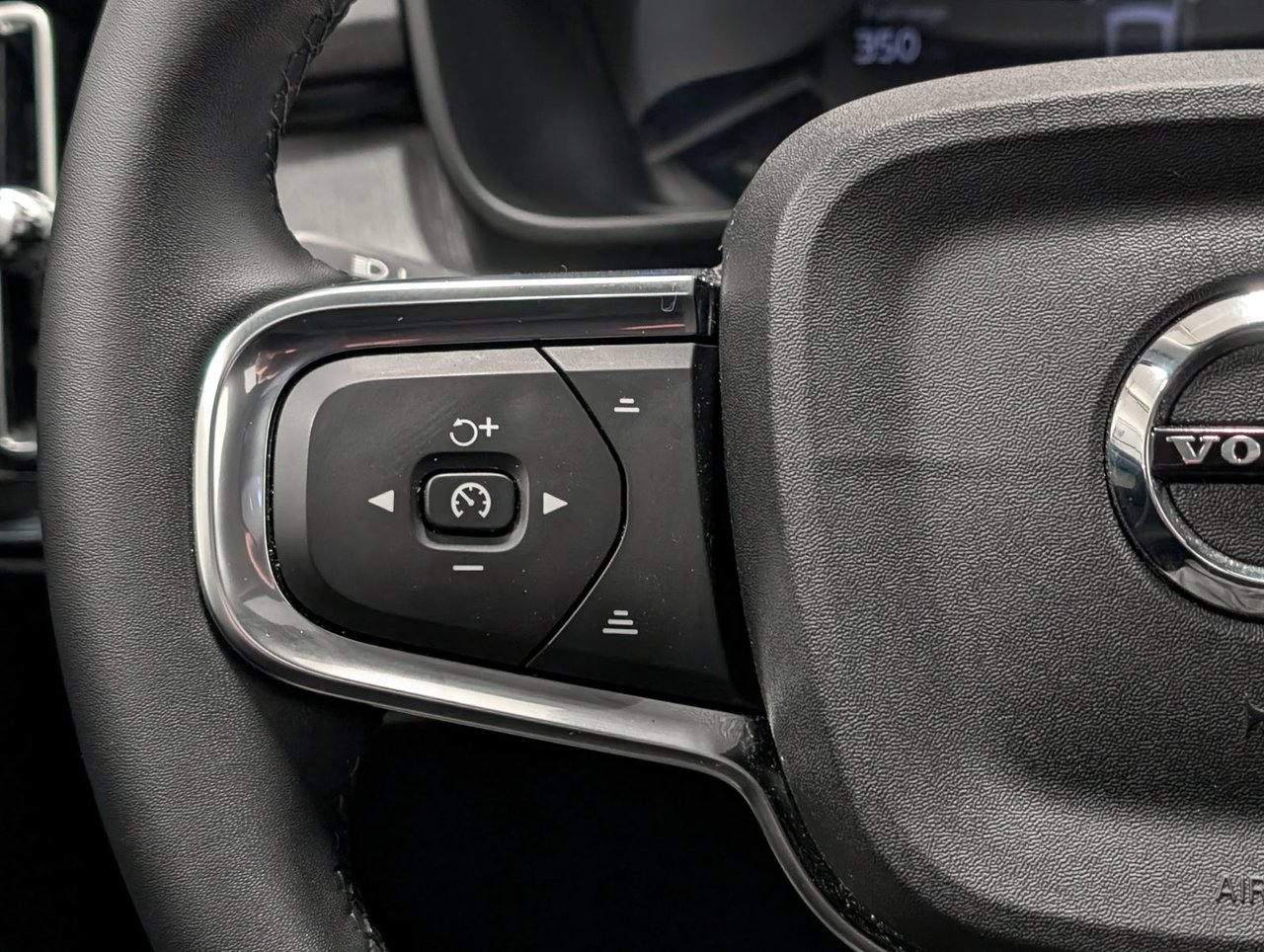 Volvo XC40 B5 AWD Plus Bright Theme 2025-20