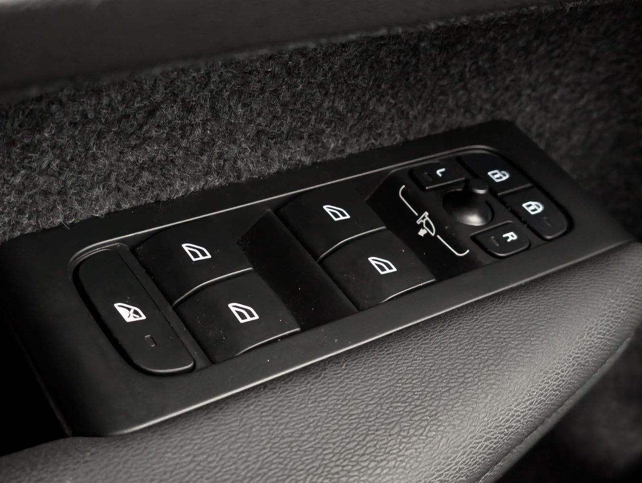 Volvo XC40 B5 AWD Plus Bright Theme 2025-21